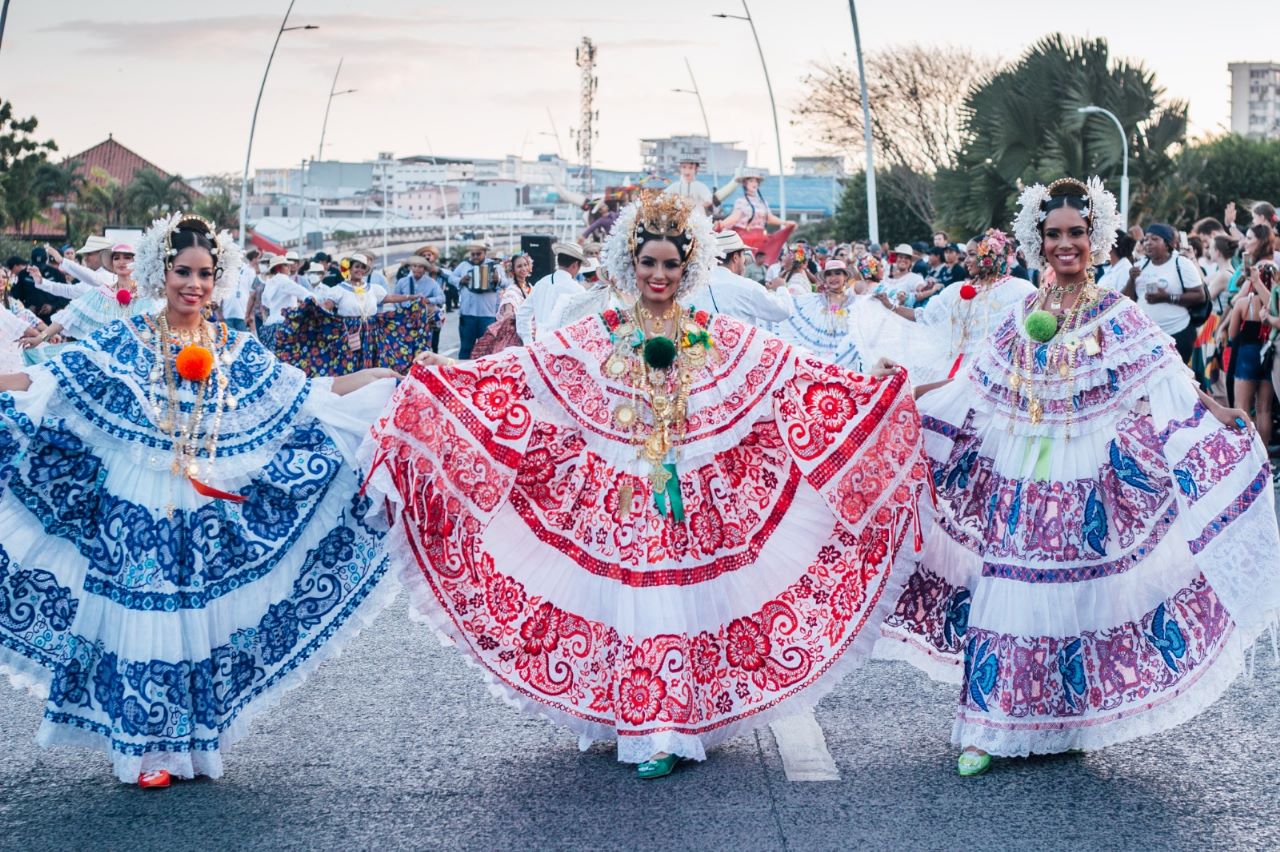 La pollera reinó el domingo de carnaval en la Cinta Costera 1