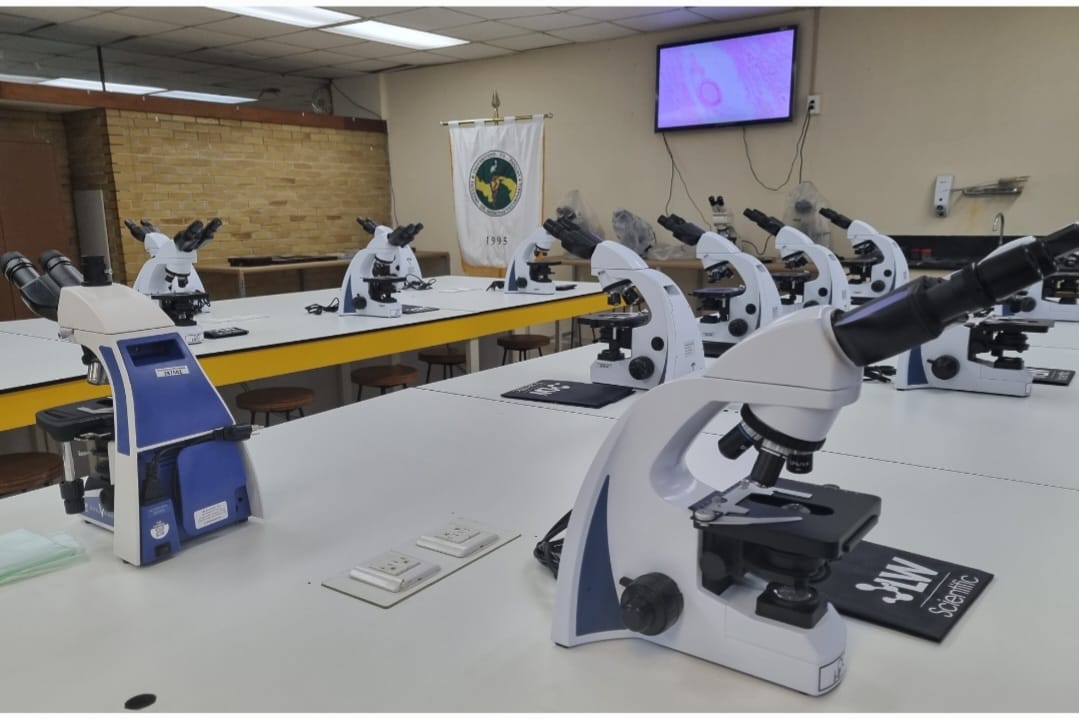 Entregaron 15 microscopios de última generación en Facultad de Medicina Veterinaria de UP
