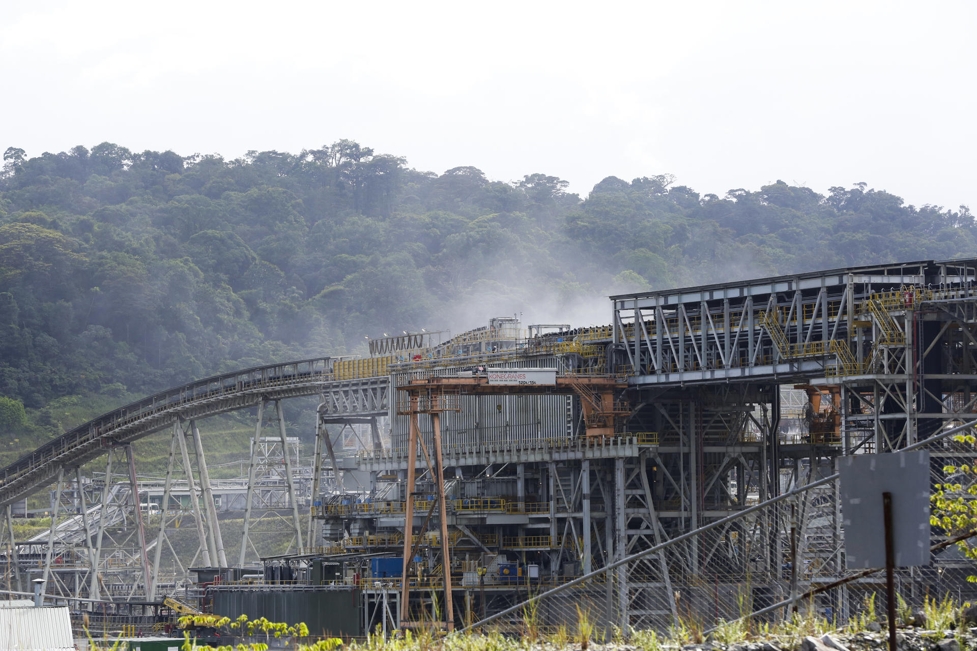 Empresarios de Panamá piden al Gobierno y a una minera "reconducir" sus negociaciones