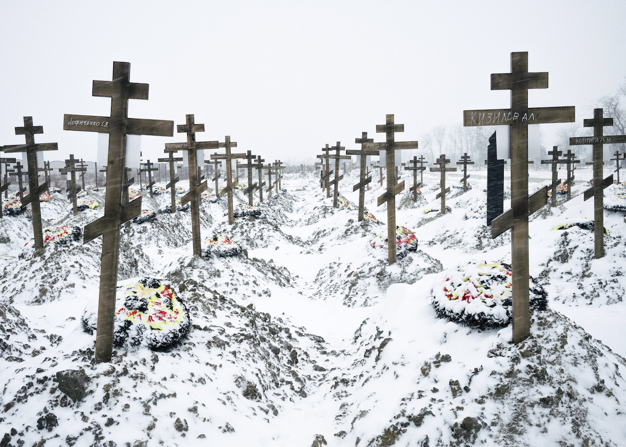 Un mar de cruces en un desolador cementerio ruso muestra el verdadero costo de la guerra