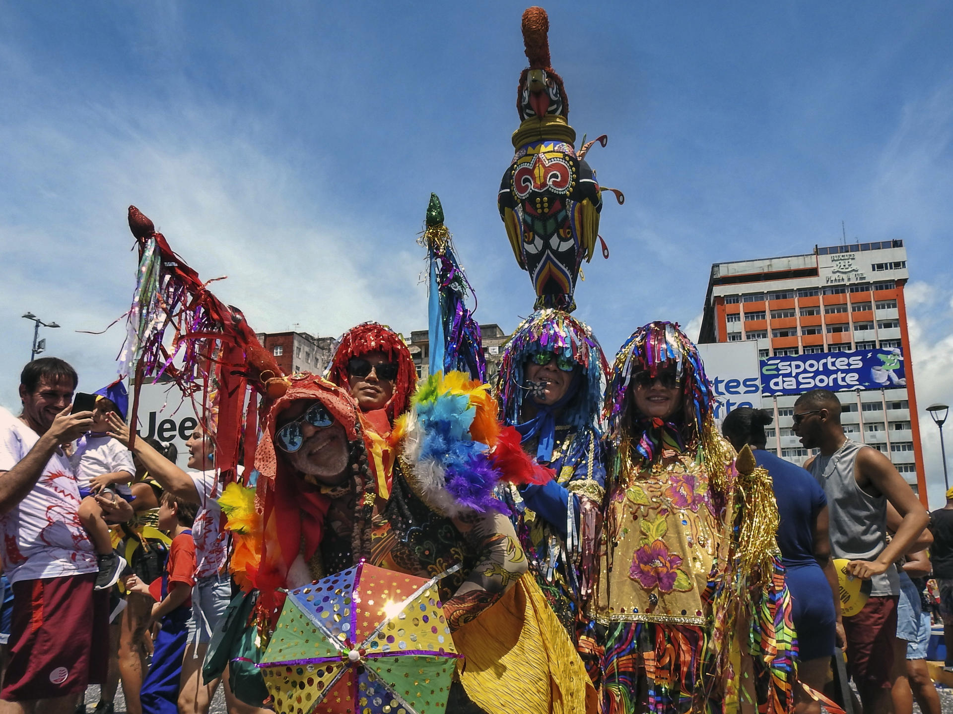 El Carnaval de Brasil vuelve a las calles de Recife al compás de su gallo gigante