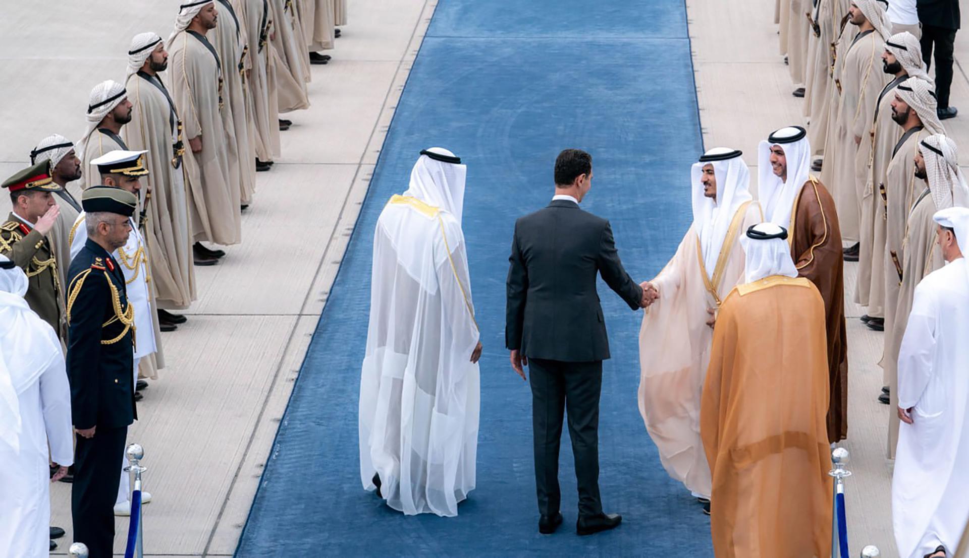 Al Asad visita Emiratos en medio de un acercamiento con otros países árabes