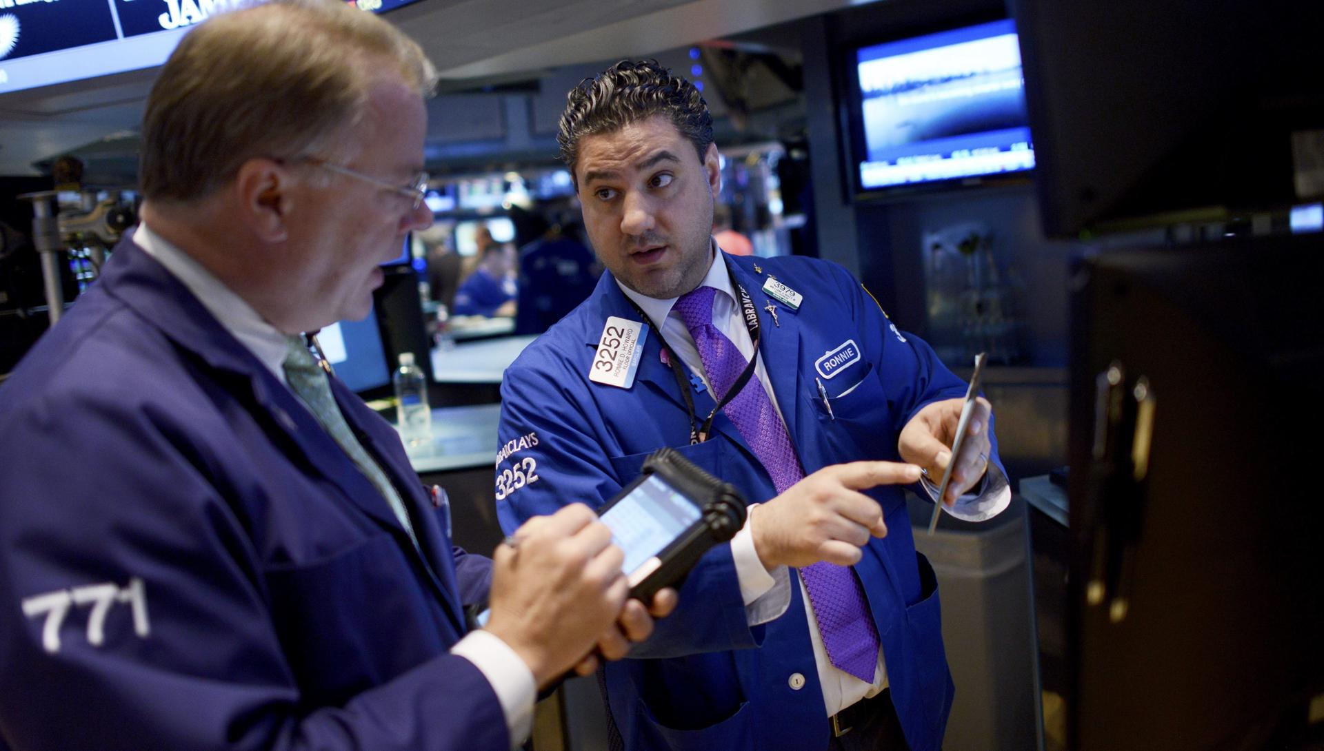 Wall Street cierra mixto afectado por la banca europea, y el Dow Jones baja 0,87 %