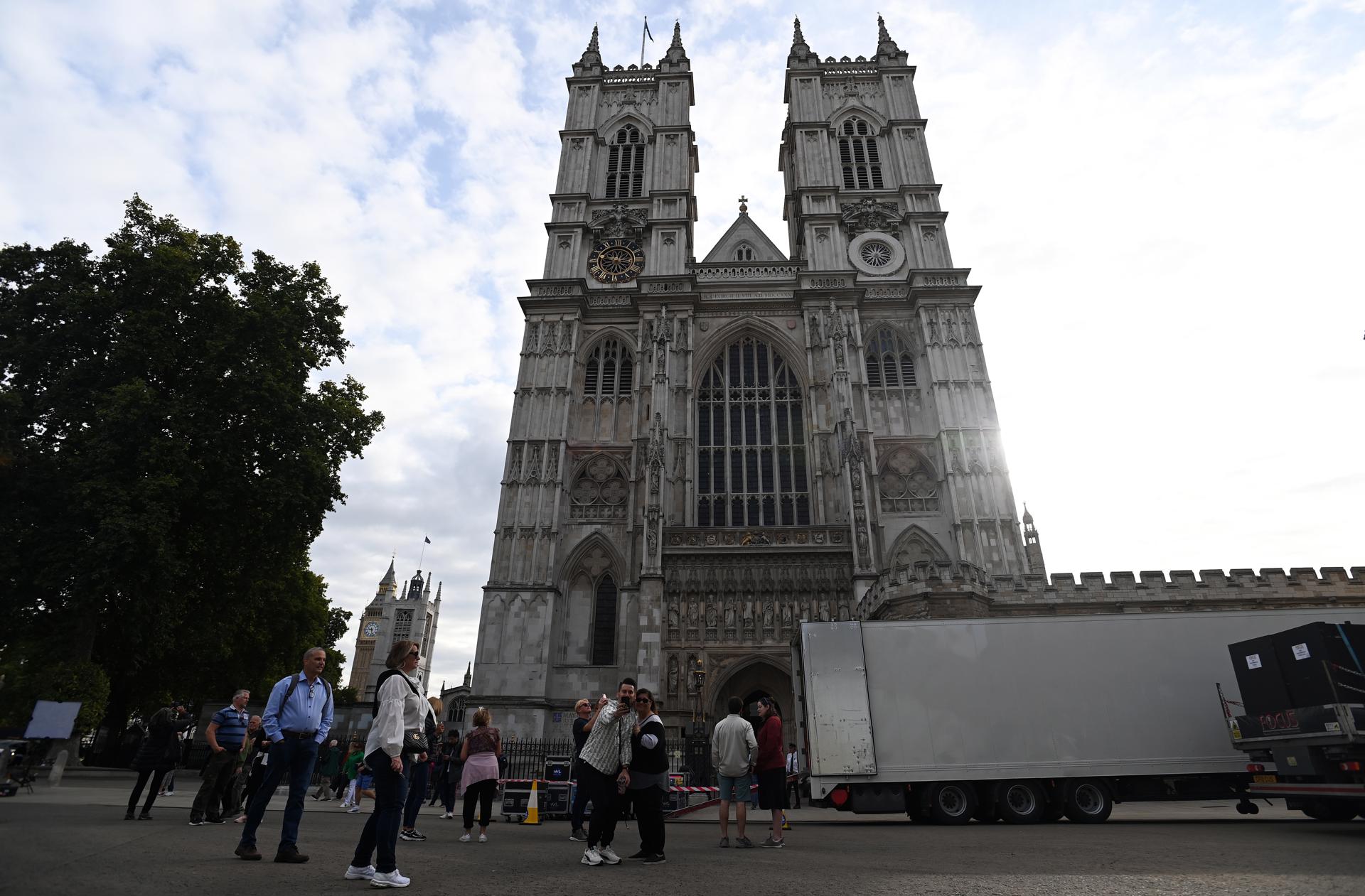 La abadía de Westminster abrirá a turistas descalzos el mosaico de la Coronación