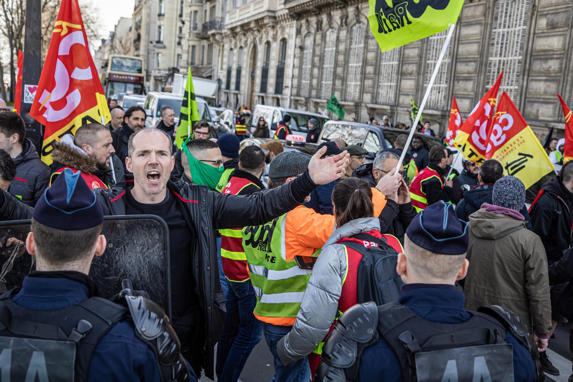 “Hay que bloquear el país”, urgen los manifestantes de una protesta espontánea en París