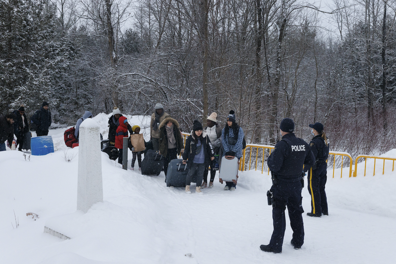 Los canadienses enfurecen debido al aumento de migrantes en su frontera