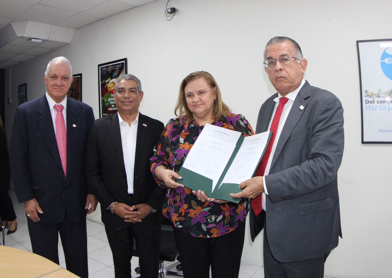Asumió el cargo la nueva directora de APA, Dra. Cecilia de Escobar