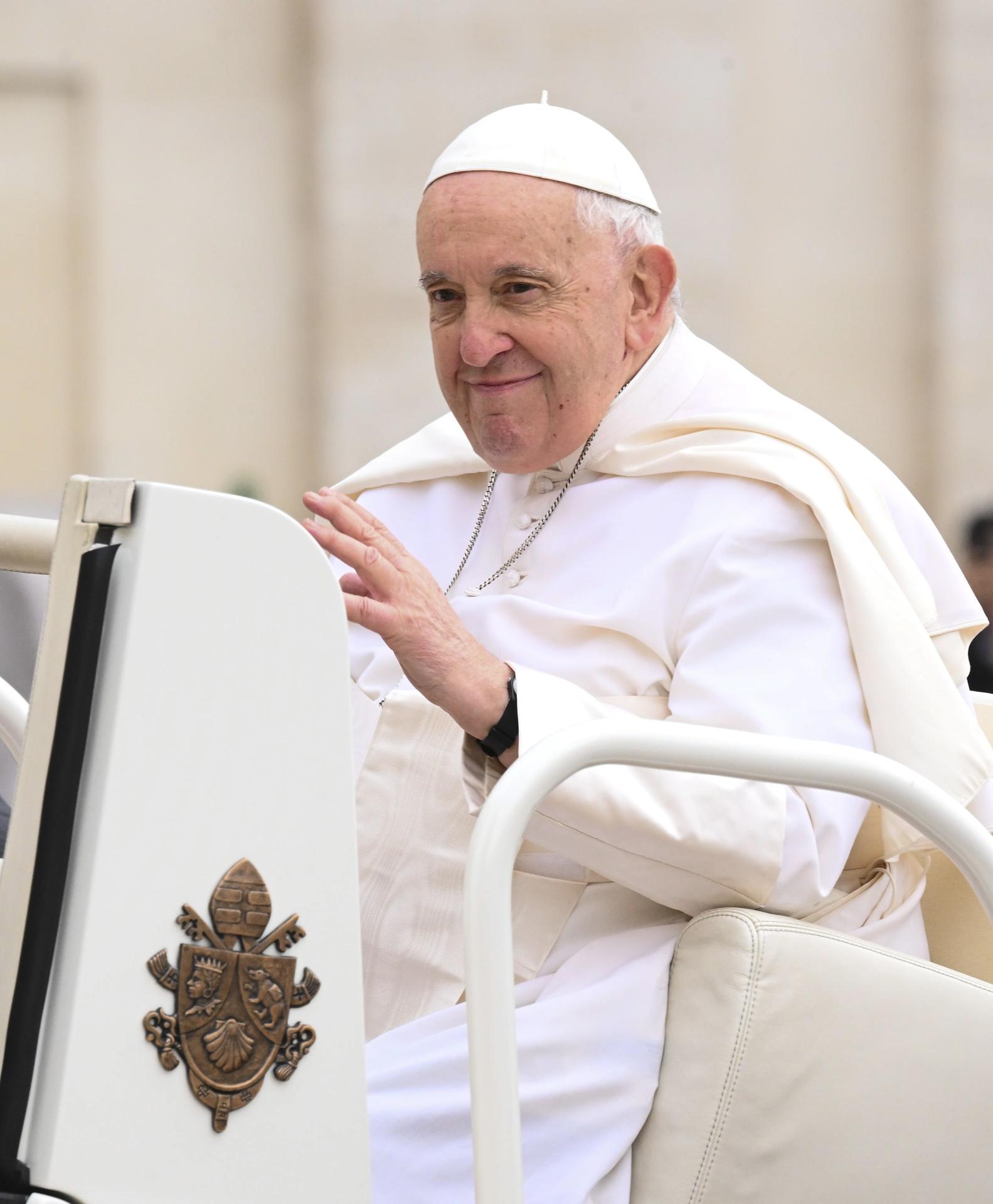 El papa aplaudió a “todas las mujeres” por crear "una sociedad más humana"
