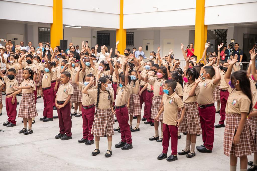 Cortizo inauguró nuevas instalaciones escuela