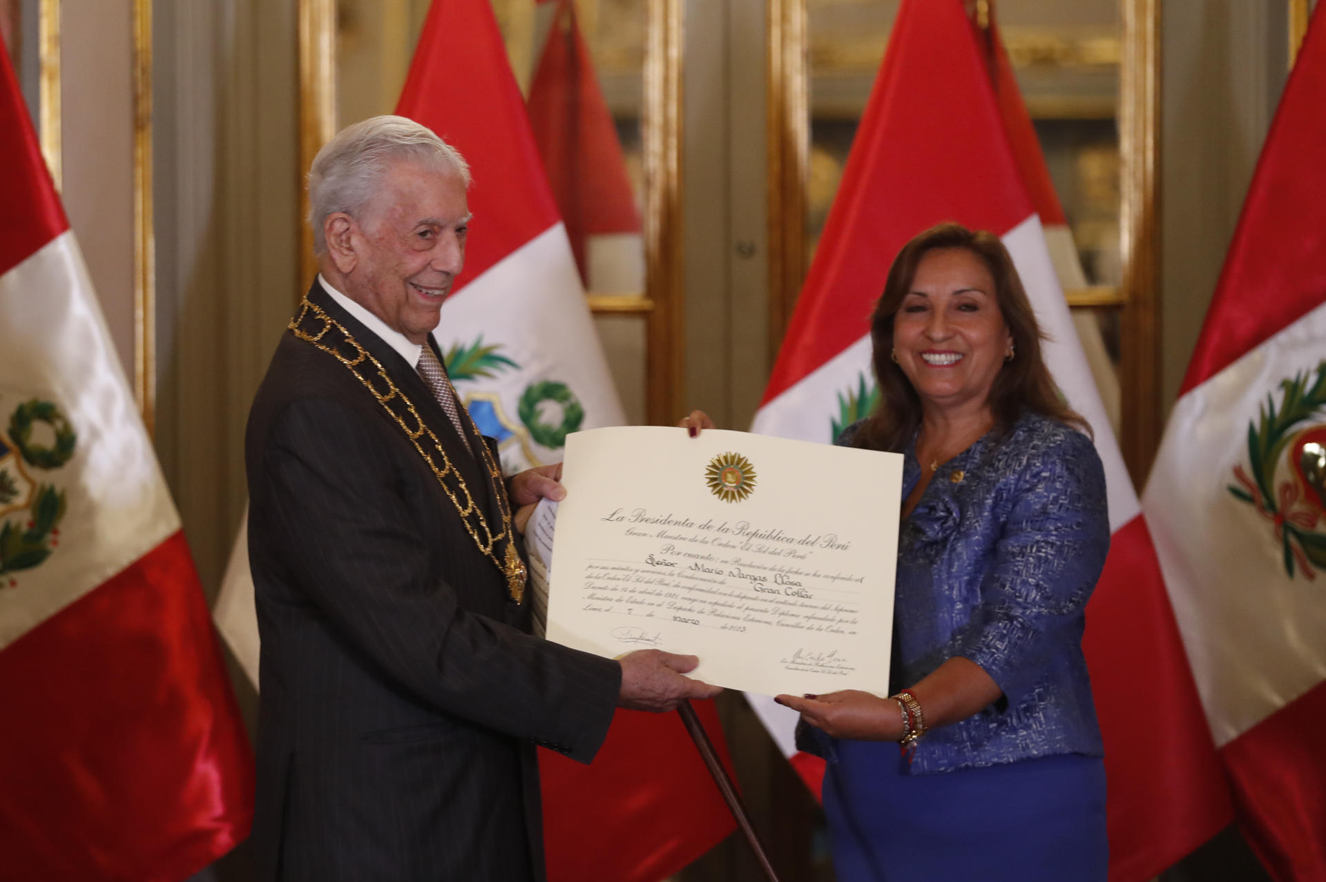 La presidenta del Perú otorgó la máxima condecoración oficial a Vargas Llosa