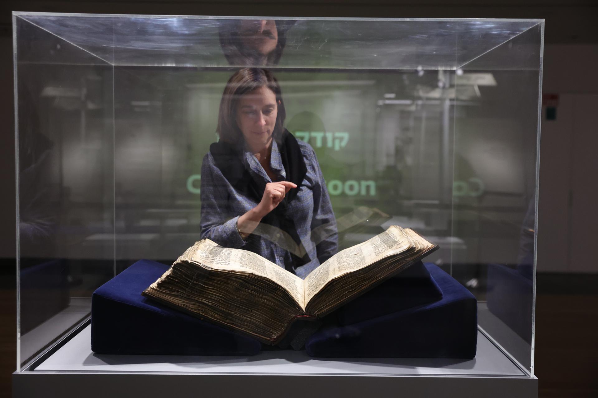 La Biblia hebraica más antigua es expuesta en Israel antes de ser subastada