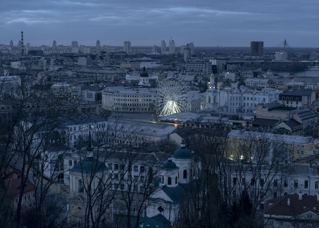A medida que los sueños de paz se marchitan, florecen las pesadillas en las noches de Ucrania