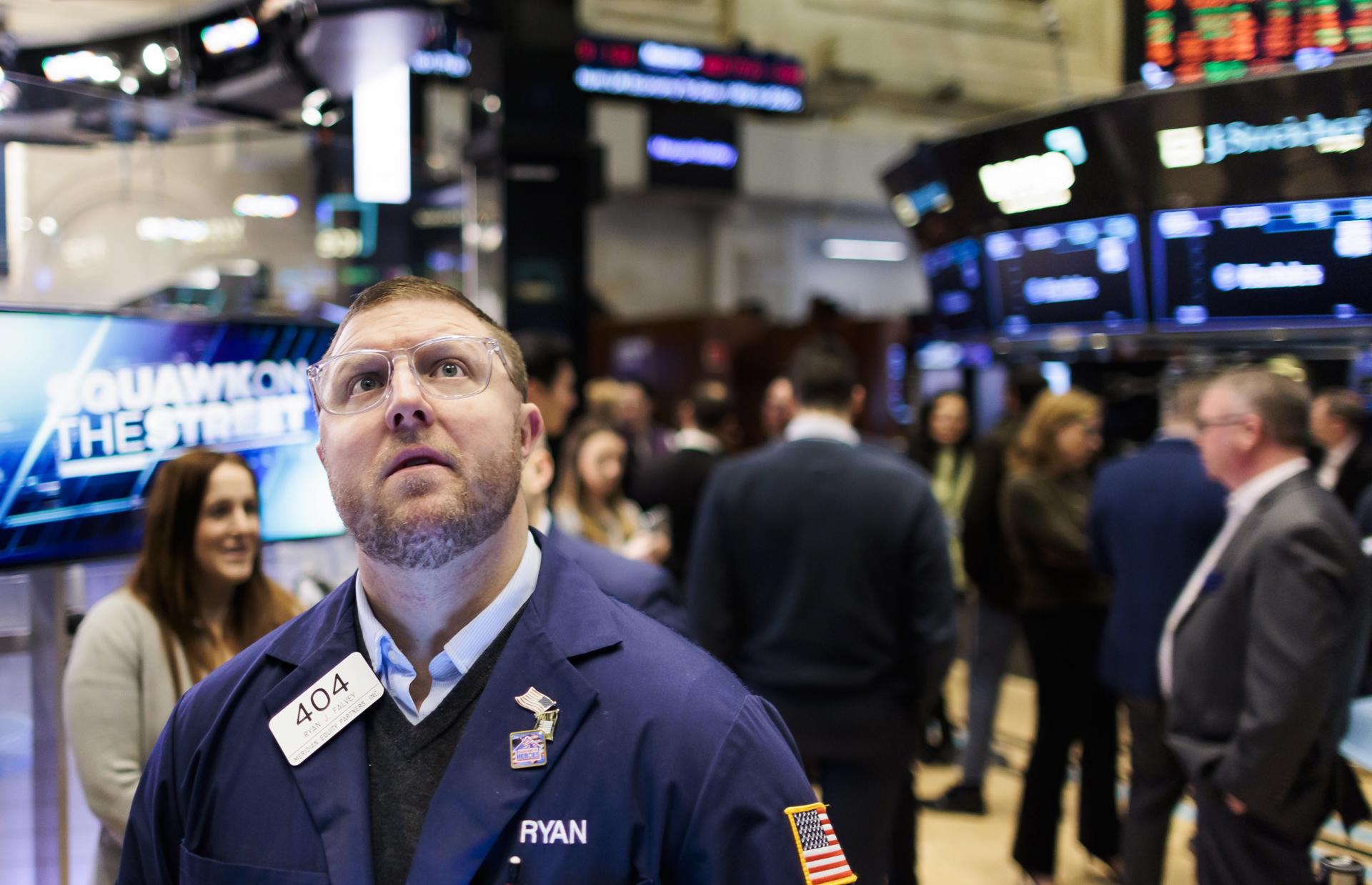 Wall Street anota un avance semanal tras las buenas noticias de inflación y bancos