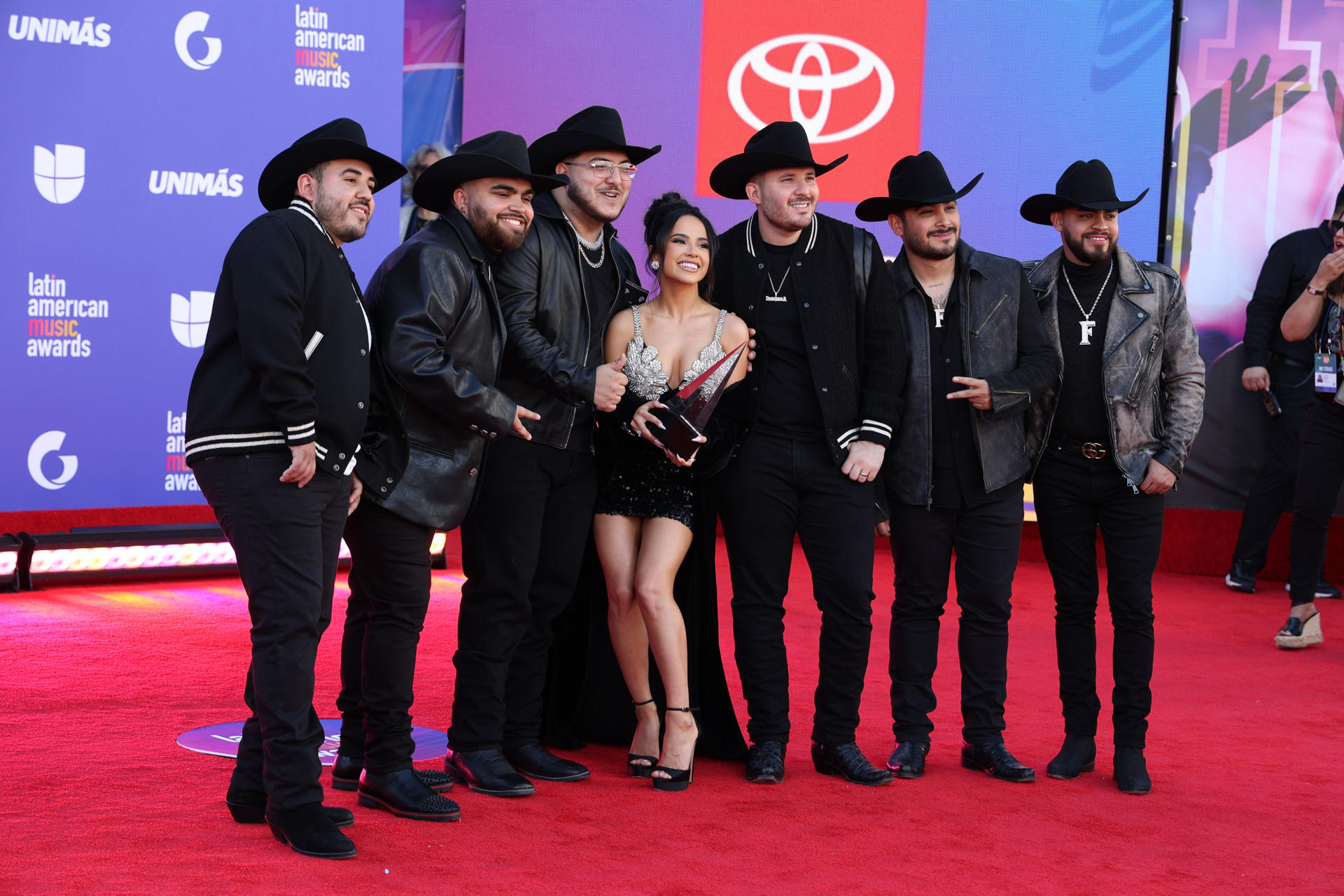 Karol G triunfa en una noche de homenajes en los Latin American Music Awards