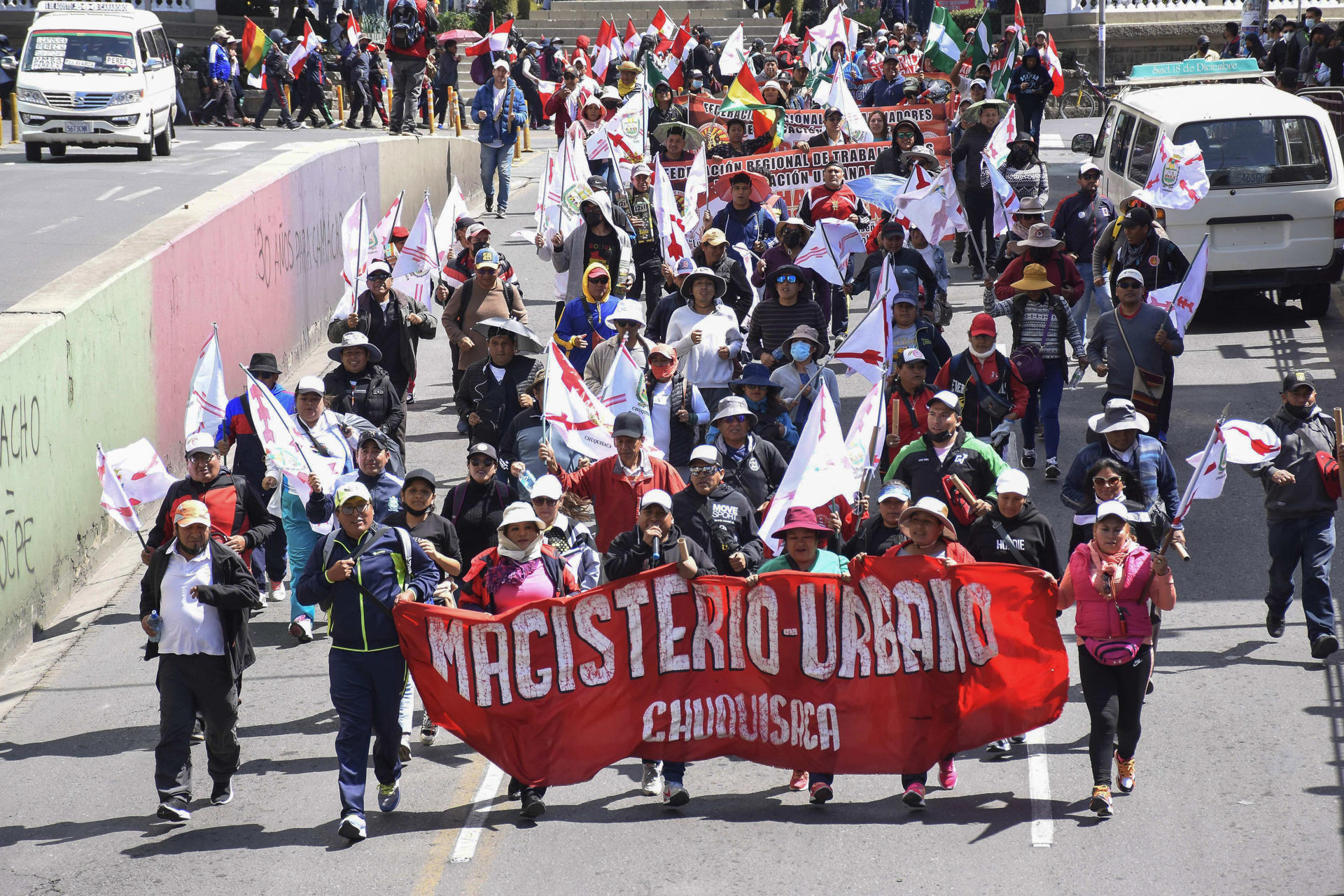 Maestros bolivianos retoman las protestas en medio de un nuevo intento de diálogo