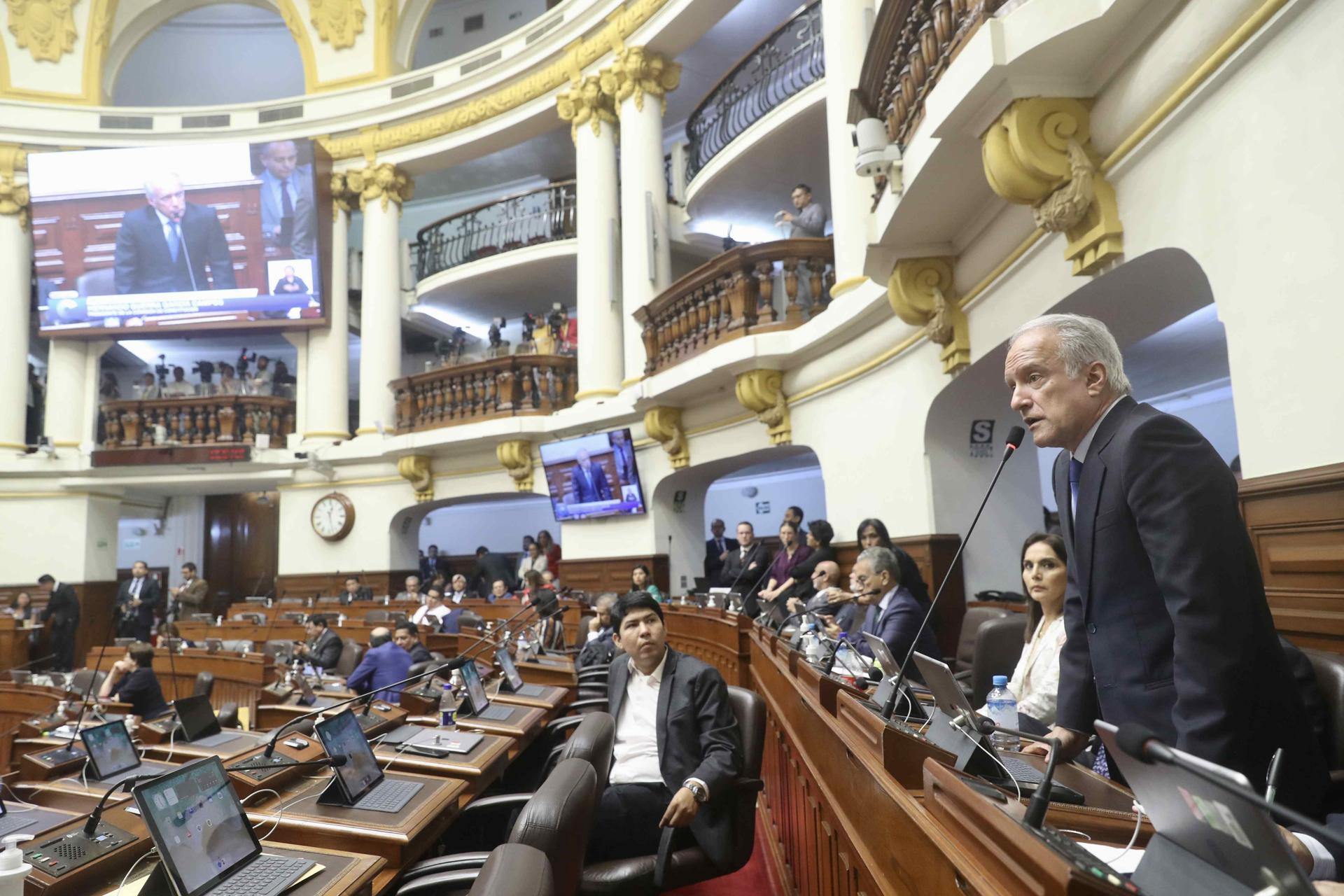 El Congreso de Perú investiga a una diputada por obligar a sus empleados a dar su sueldo