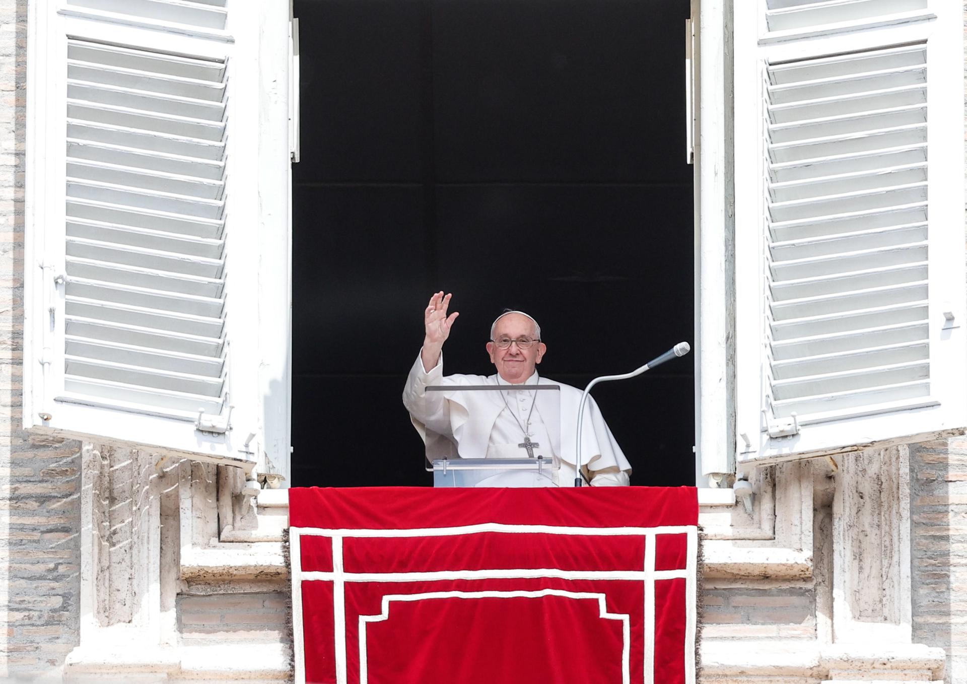 El papa viajará a Hungría "centro de una Europa donde soplan vientos de guerra"
