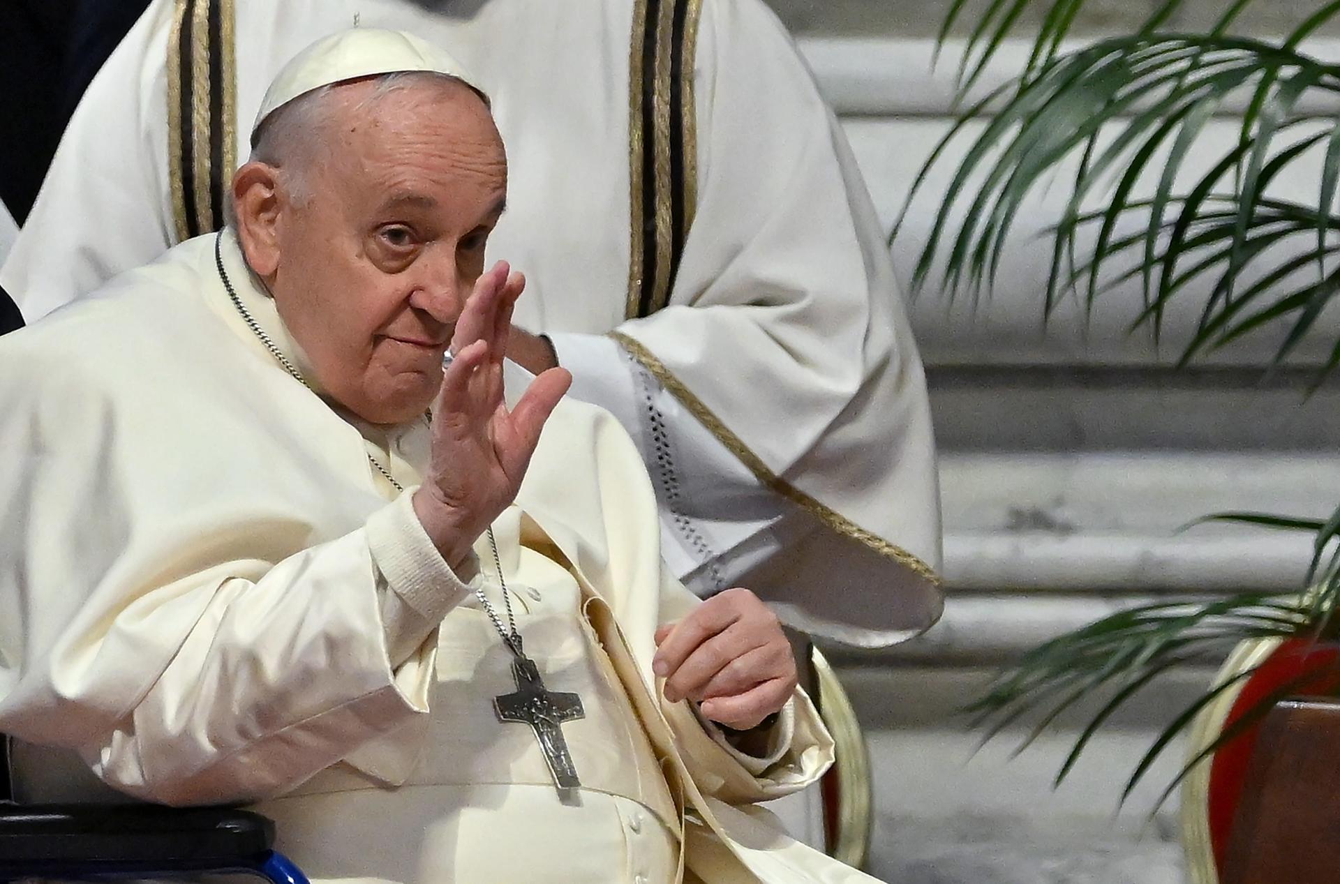 El papa Francisco lavó los pies de doce jóvenes presos el Jueves Santo