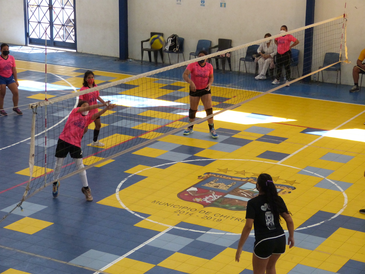 Estudiantes fortalecen sus estudios con la práctica de deportes en las escuelas