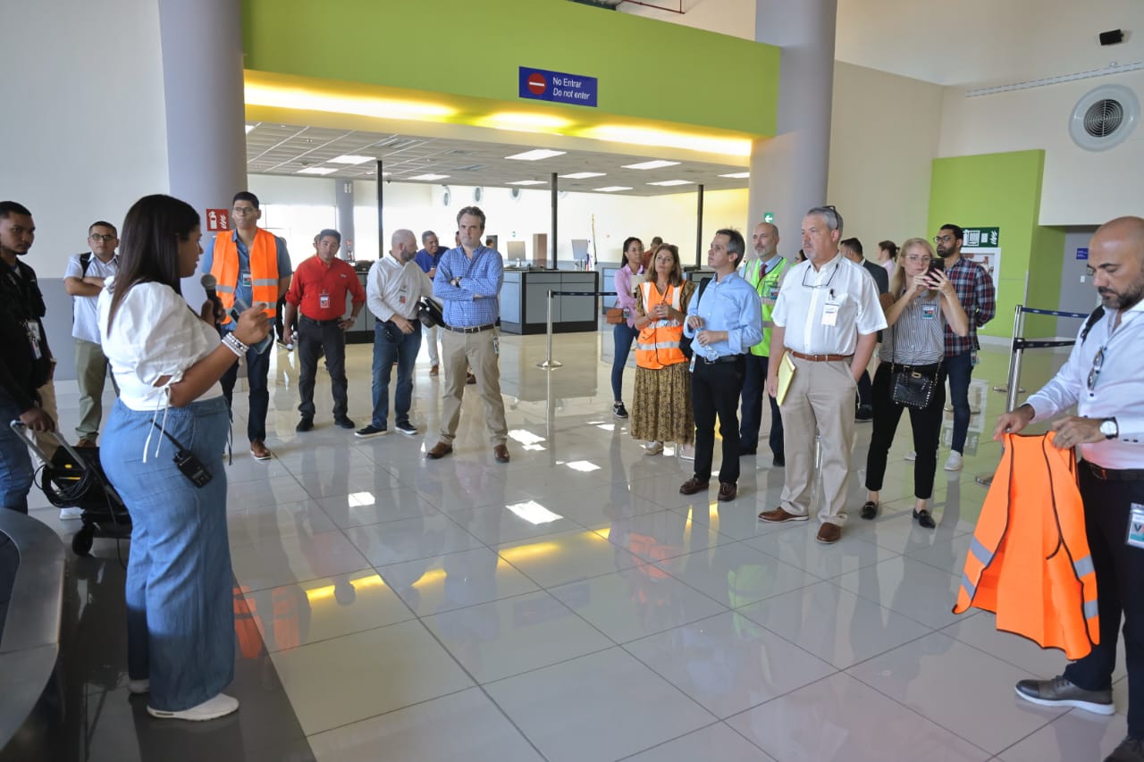 Empresas que buscan operar el aeropuerto Enrique Jiménez inspeccionan la terminal aérea