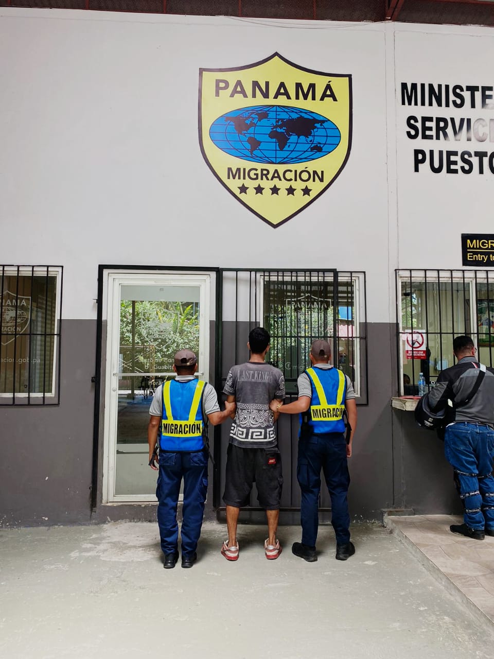 Migración retuvo a costarricense con orden de captura por robo