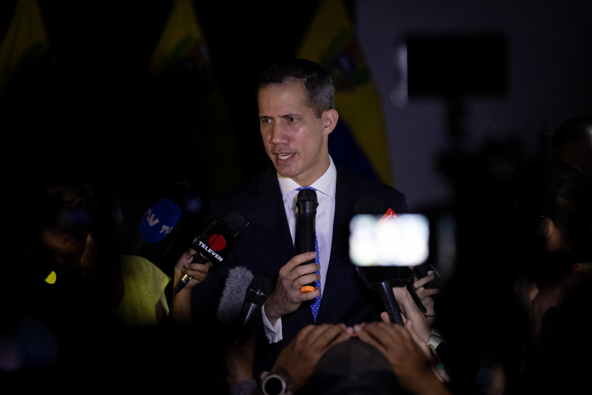 La salida de Guaidó de Colombia causa controversia en tres países