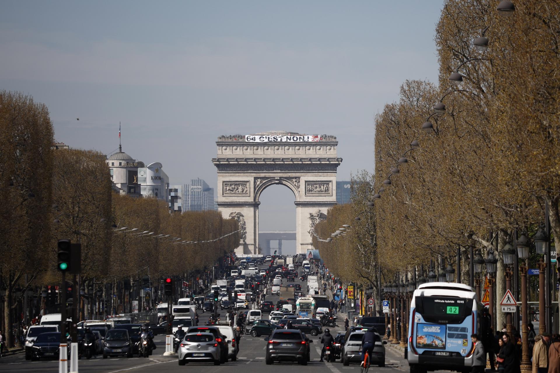 Un cartel contra la reforma de las pensiones en el Arco del Triunfo de París