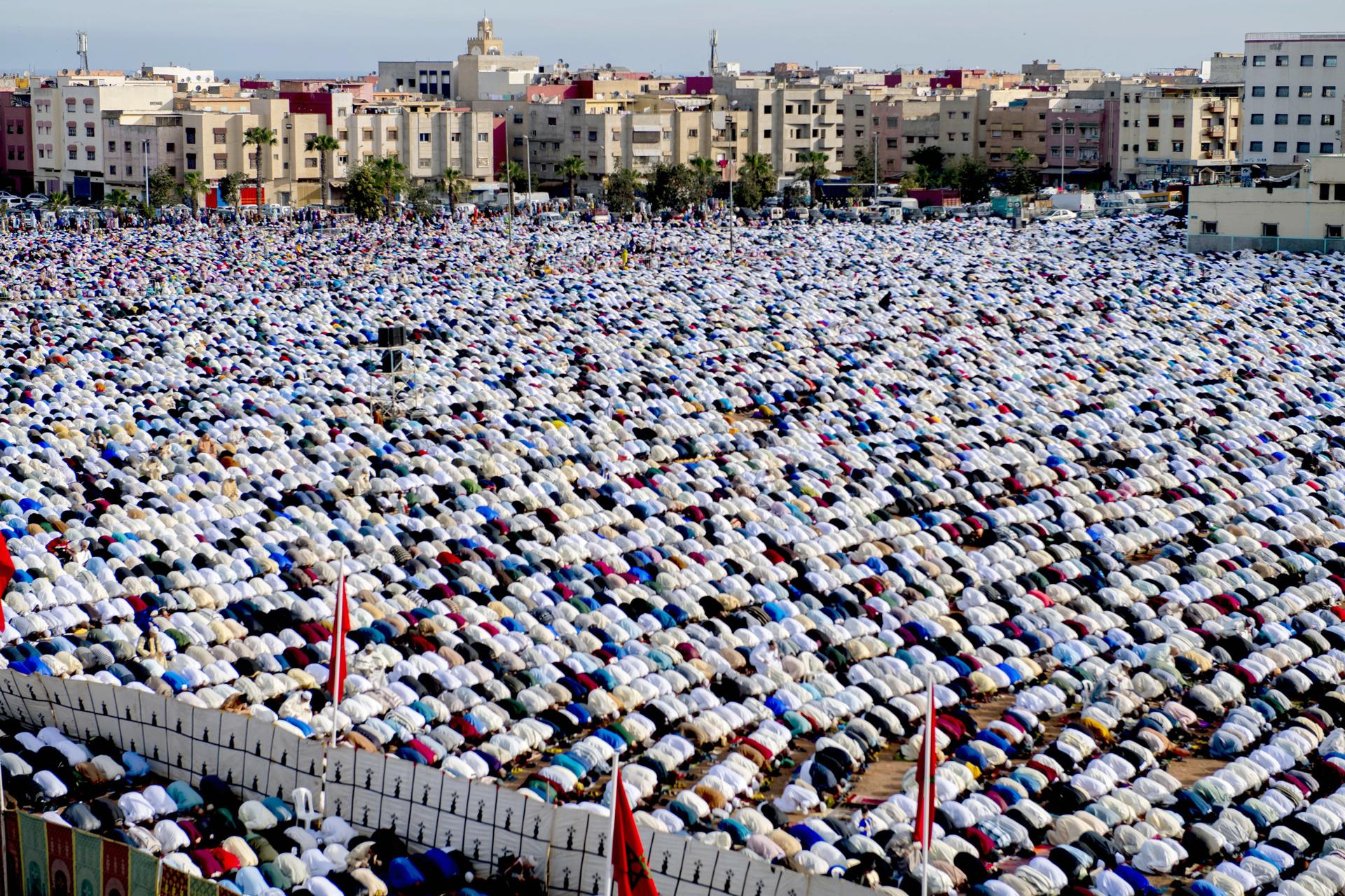 Los marroquíes celebran el fin del Ramadán con rezos multitudinarios
