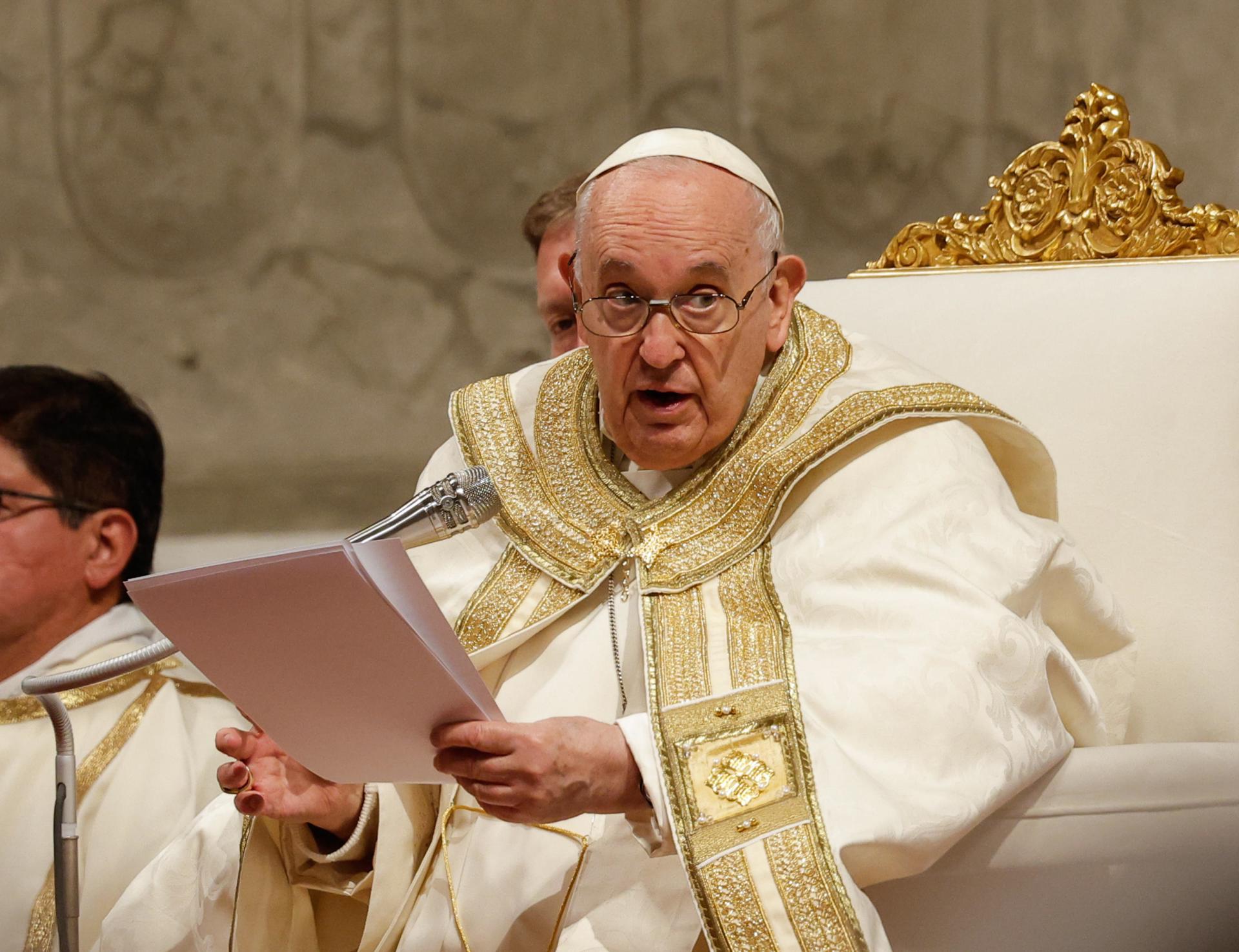 El papa pidió no perder la esperanza en tiempos de guerra en la Vigilia Pascual