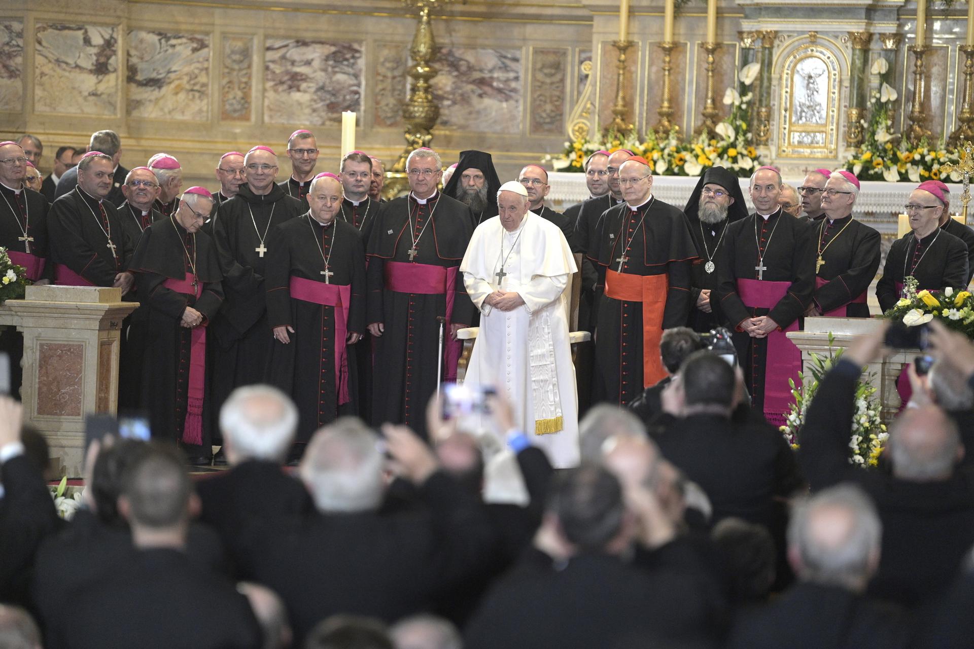 El papa pidió desde Hungría que la Iglesia dé consuelo a los migrantes