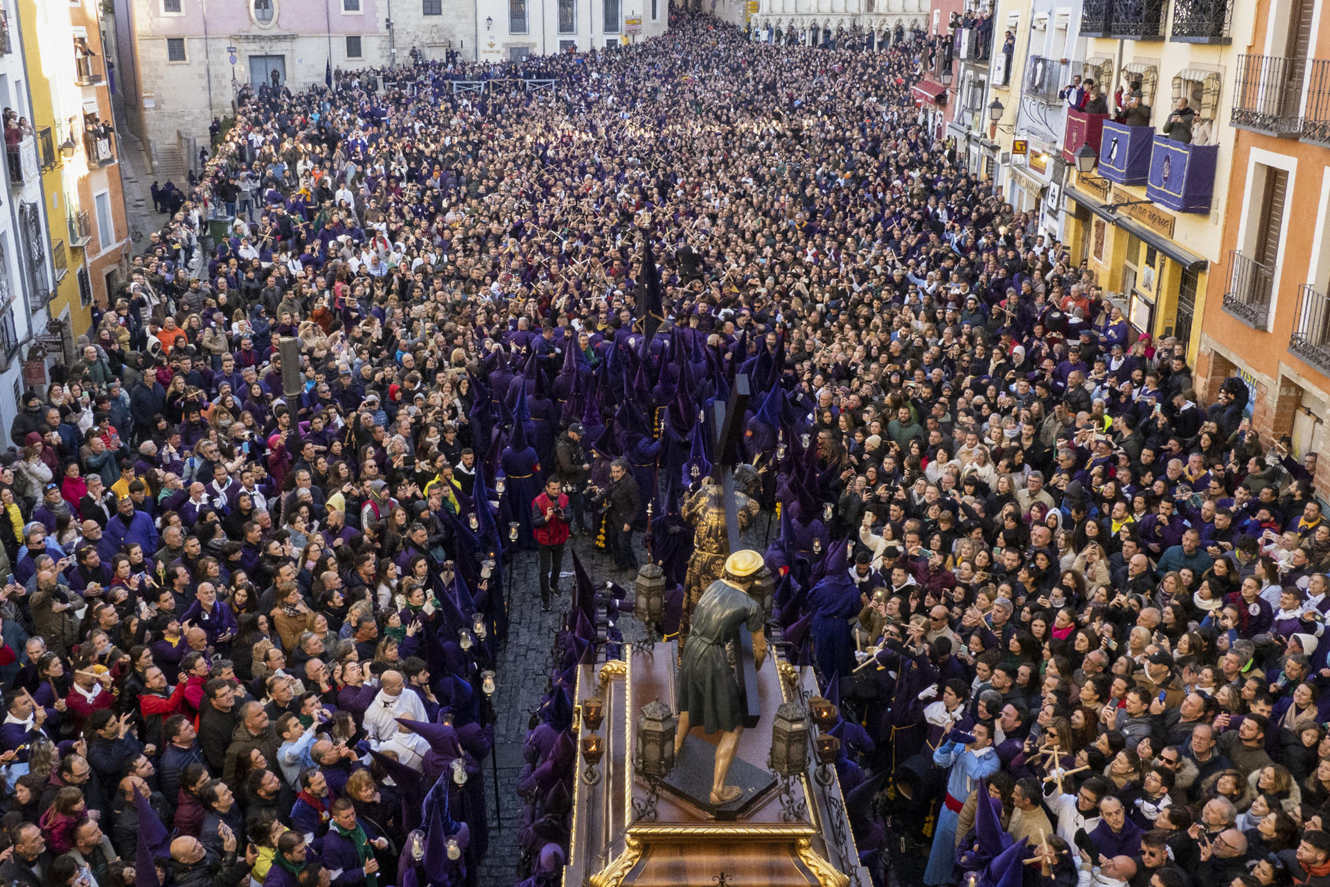Devoción multitudinaria en las procesiones españolas del Viernes Santo