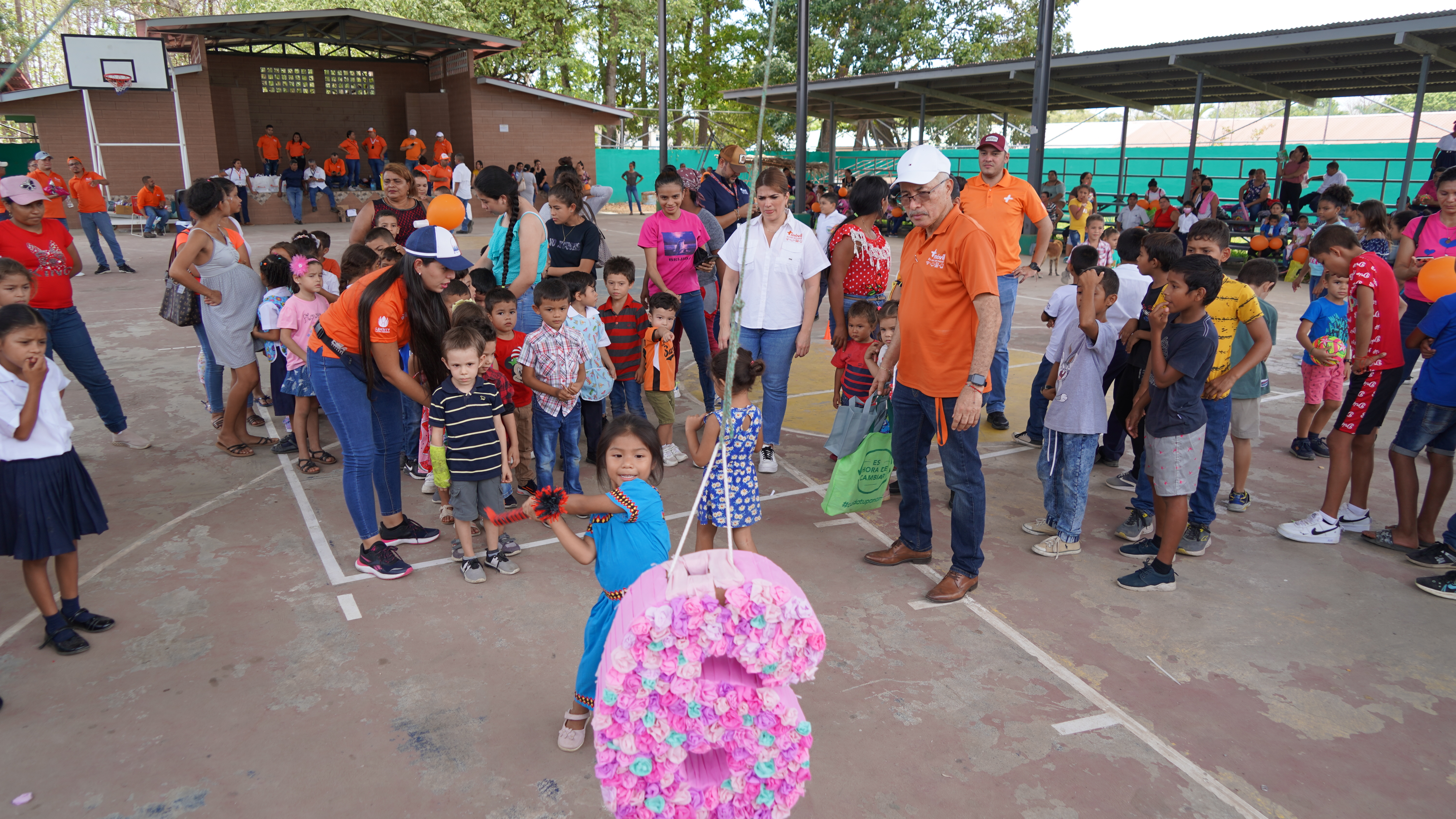 Fundación CWP, +Móvil, Claro y Liberty Latin America llevan alegría a familias en Tonosí