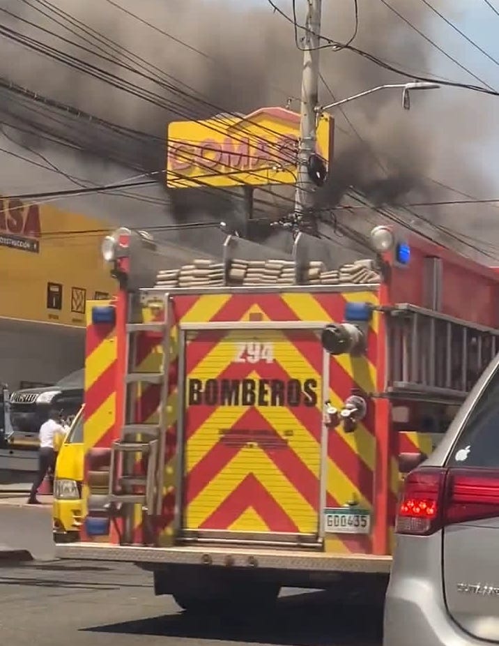 ¡INCENDIO! Ardieron locales comerciales de Calle V de Río Abajo