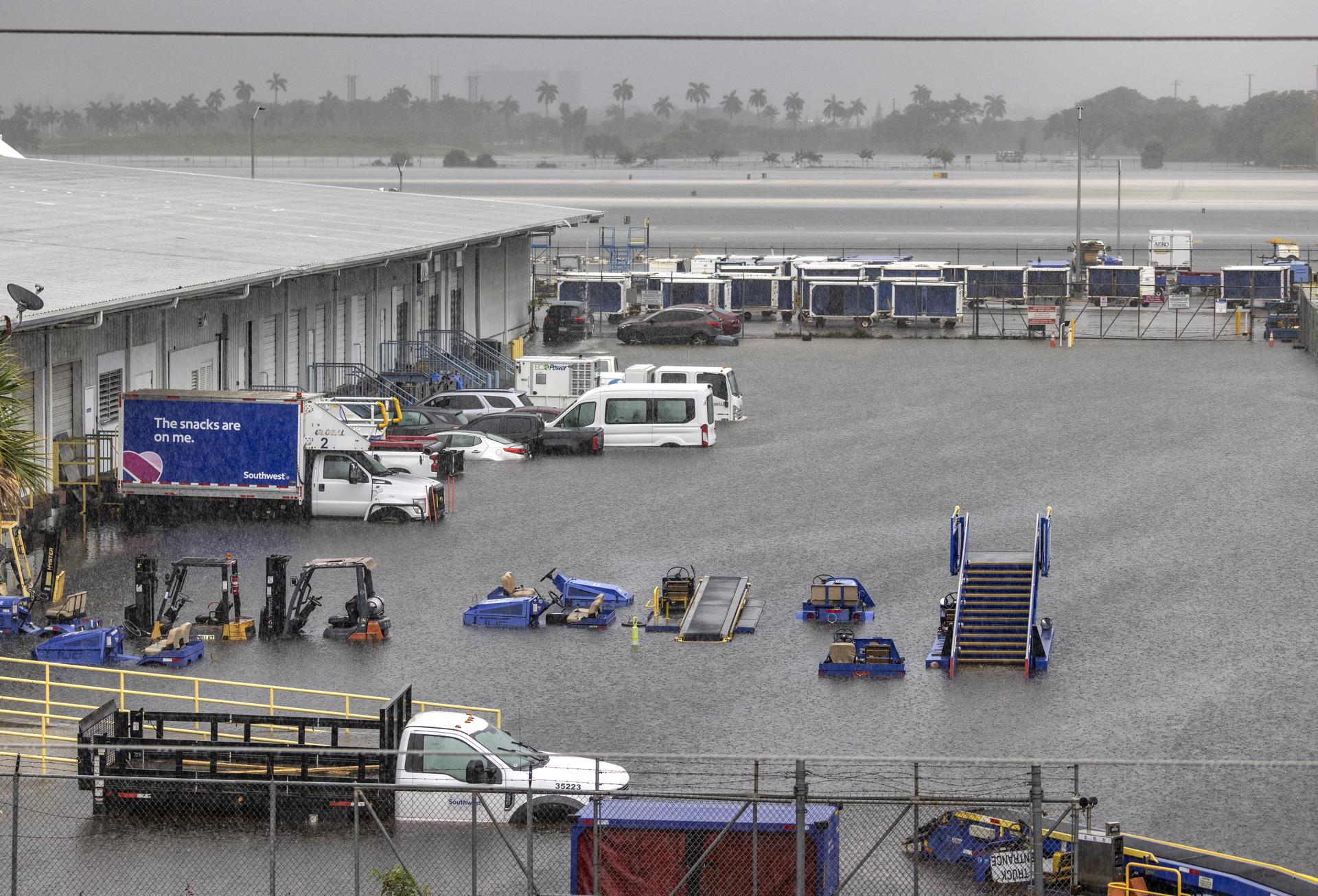 El aeropuerto internacional de una zona inundada de Florida reanuda sus operaciones