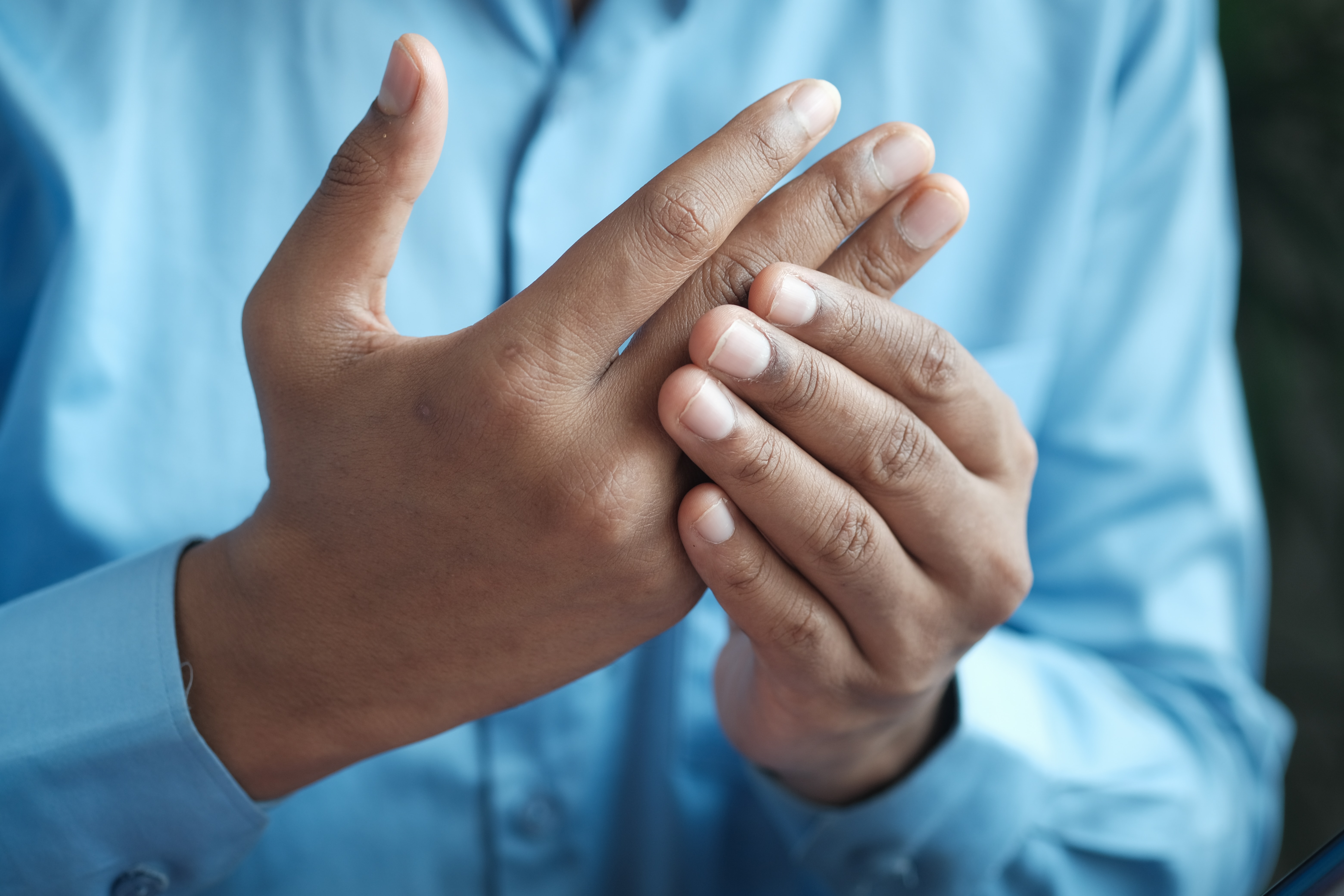 ¿Tronarse los dedos provoca artritis?