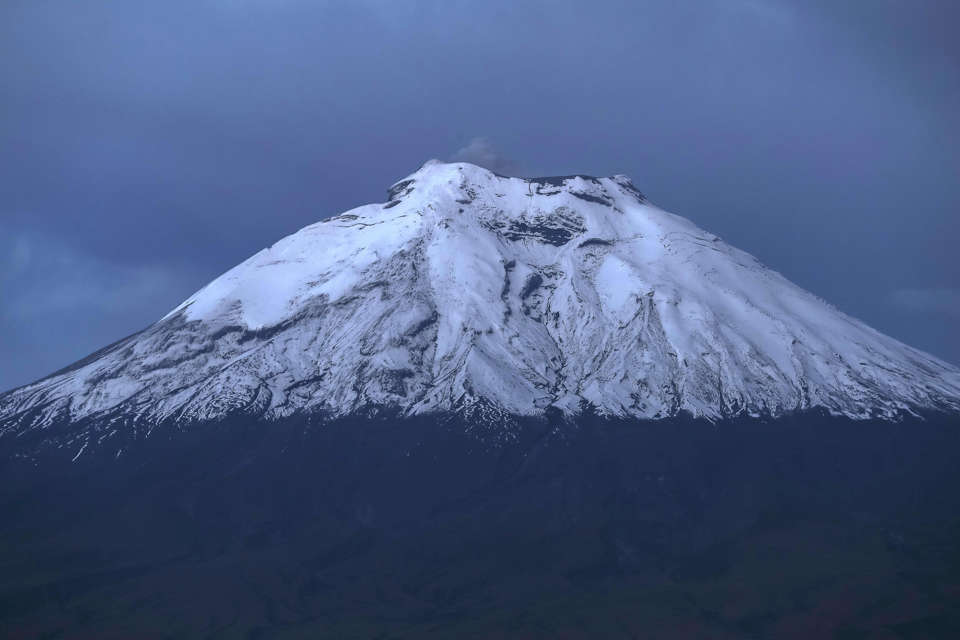 Observan una emisión de ceniza de 500 metros sobre el volcán Cotopaxi