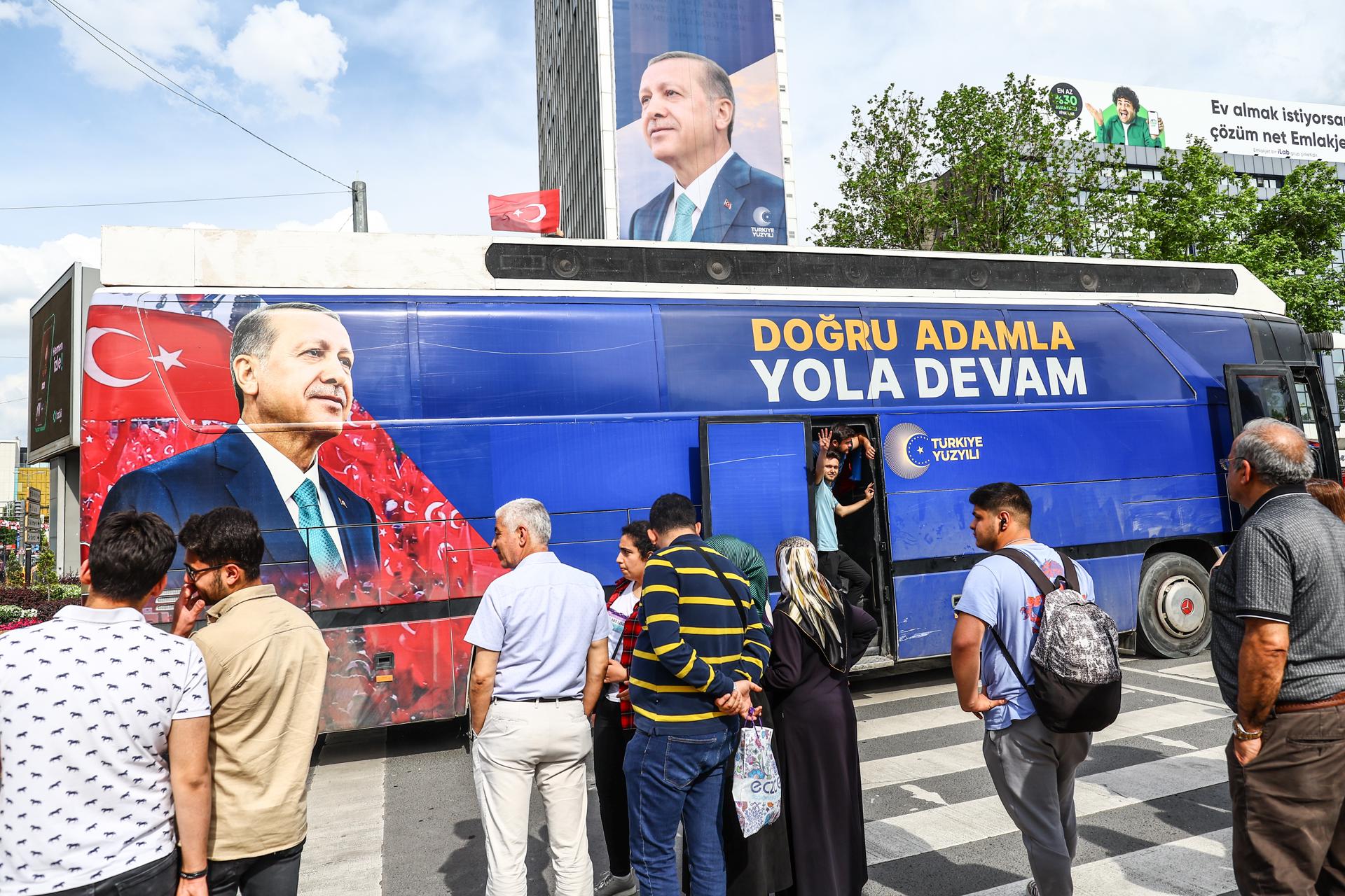 Erdogan y su rival compiten por los indecisos en la víspera de la segunda vuelta electoral