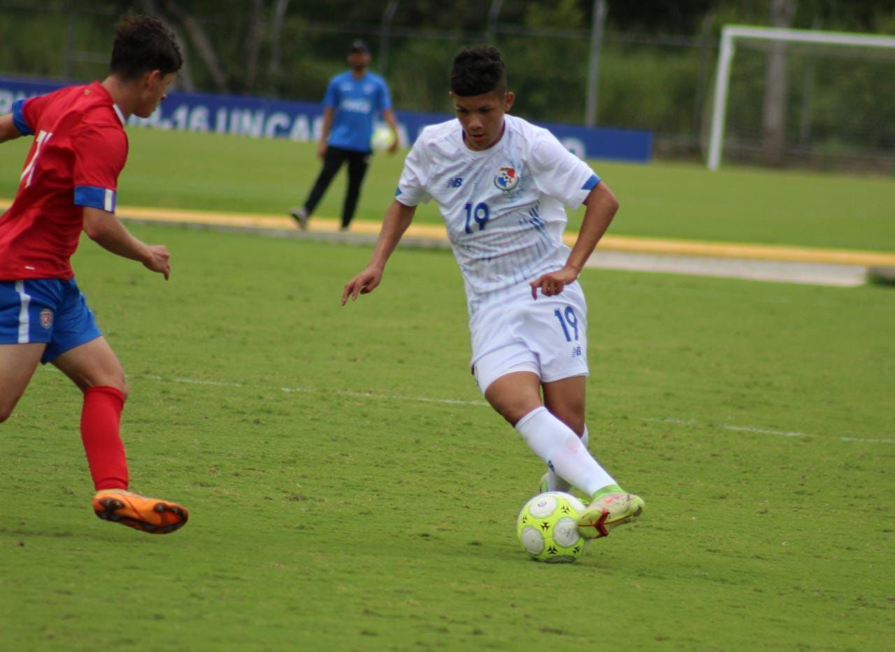 Sergio Enrique Gantes Cedeño, 17 años, firmó para jugar fútbol profesional en Dubai
