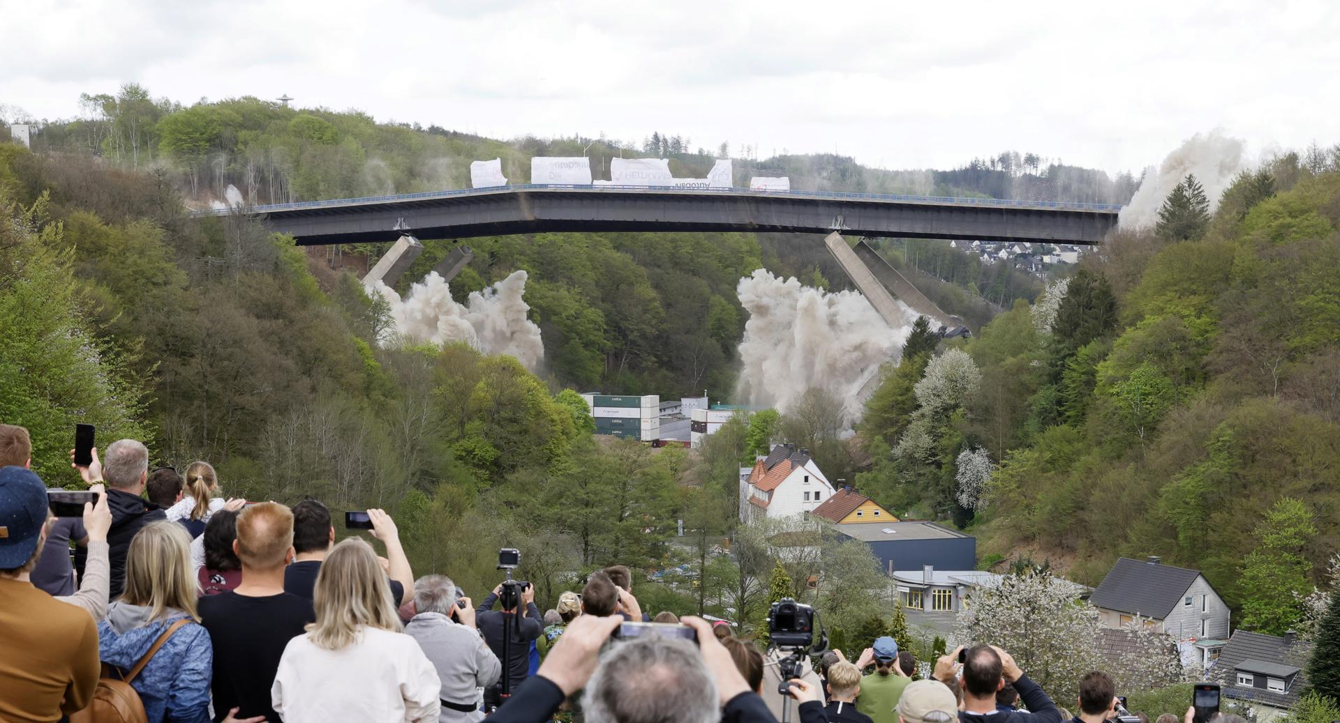 Alemania completa la voladura de un puente de 17.000 toneladas sobre la A45