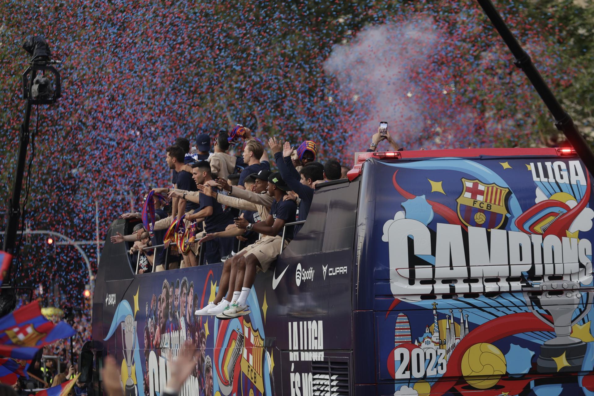 La multitudinaria rúa de campeones del Barça masculino y femenino no se olvida de Messi