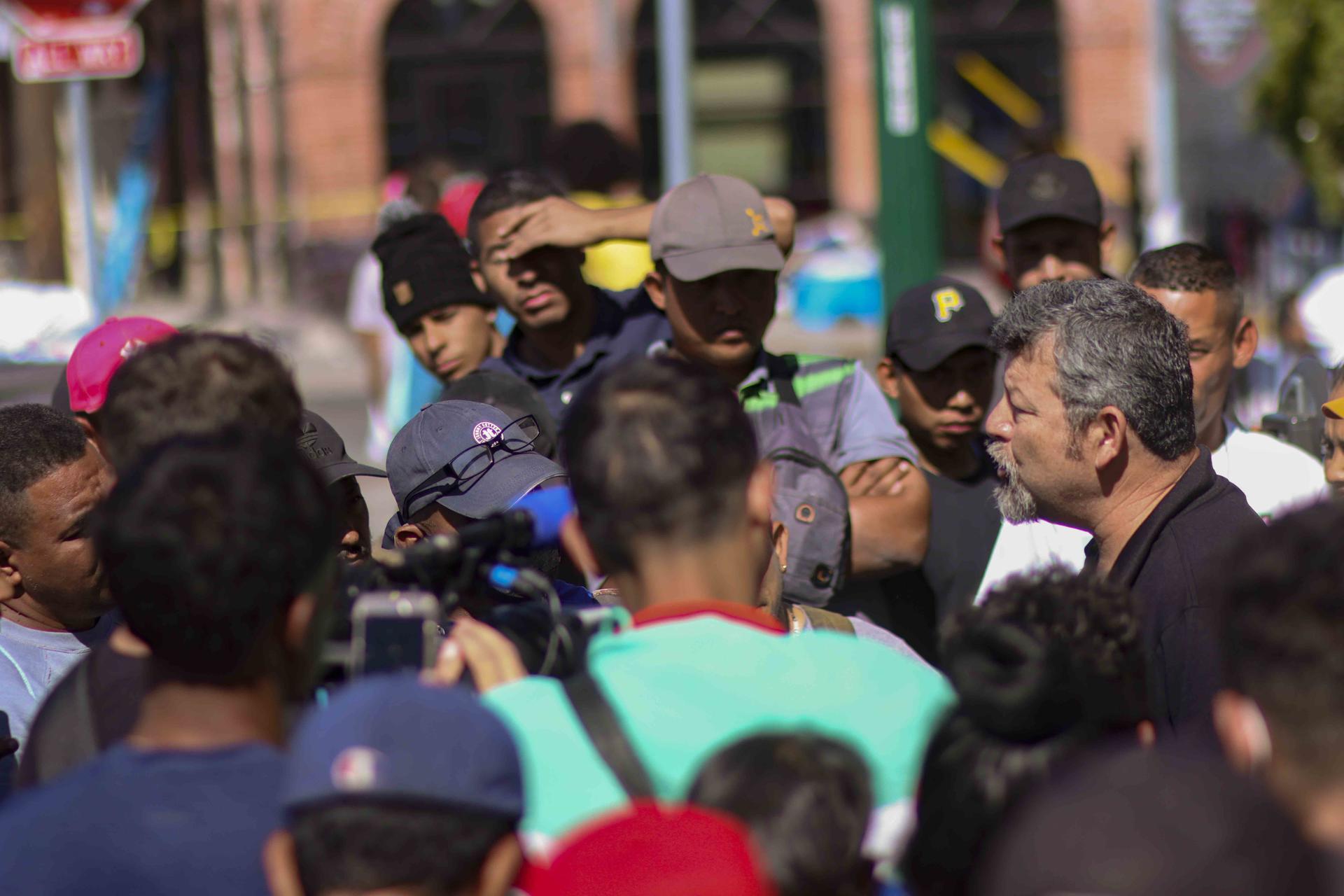 Cientos de migrantes esperan agolpados ante puertas fronterizas entre México y EE.UU.