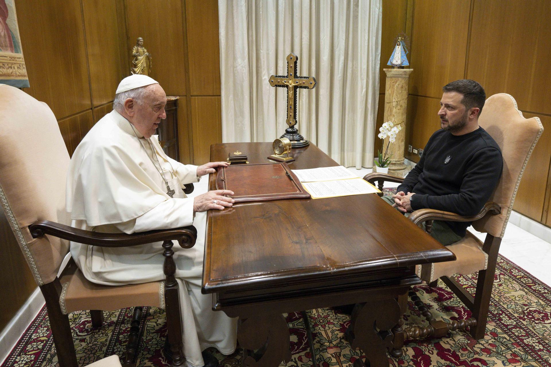 El papa y Zelenski defienden continuar esfuerzos humanitarios para apoyar a la población