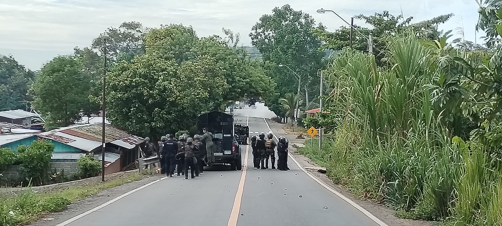 Cierres de calles y enfrentamientos tras desalojo a precaristas en Bocas del Toro