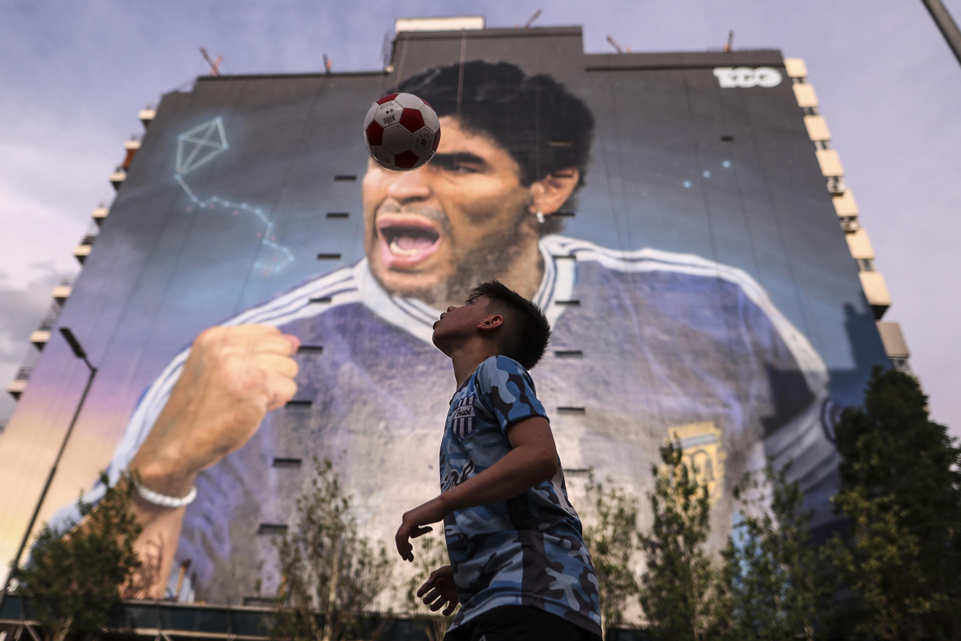 Maradona y el Mundial, símbolos "contra el olvido" del peor atentado cometido en Argentina