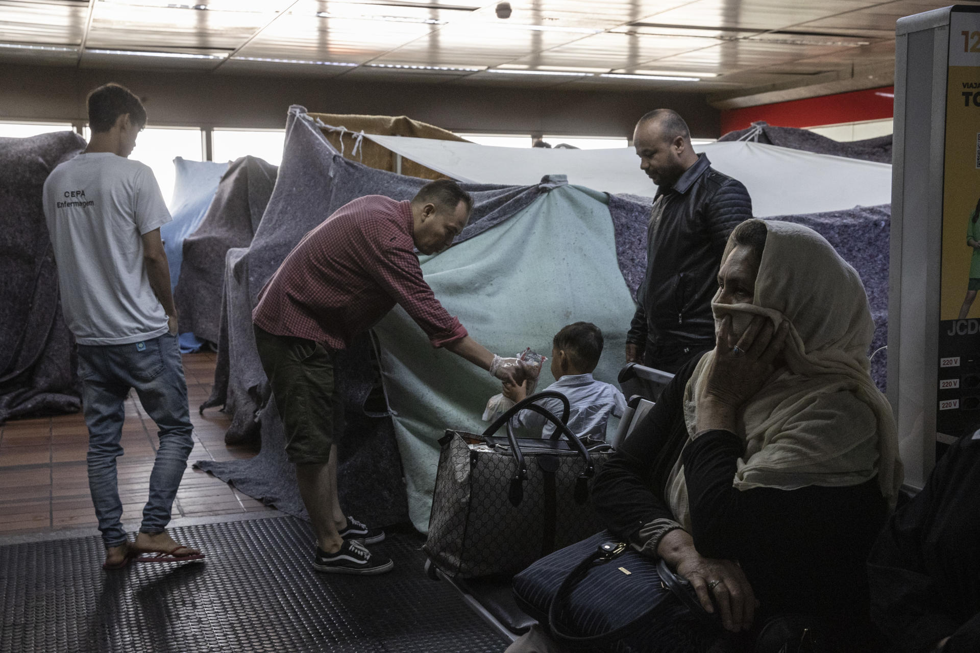 Decenas de migrantes afganos acampan en el aeropuerto de Sao Paulo entre casos de sarna