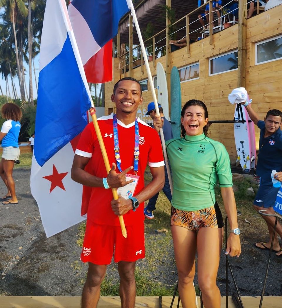 Verónica Correa y Edwin Núñez, lograron dos de oro en surf en San Salvador