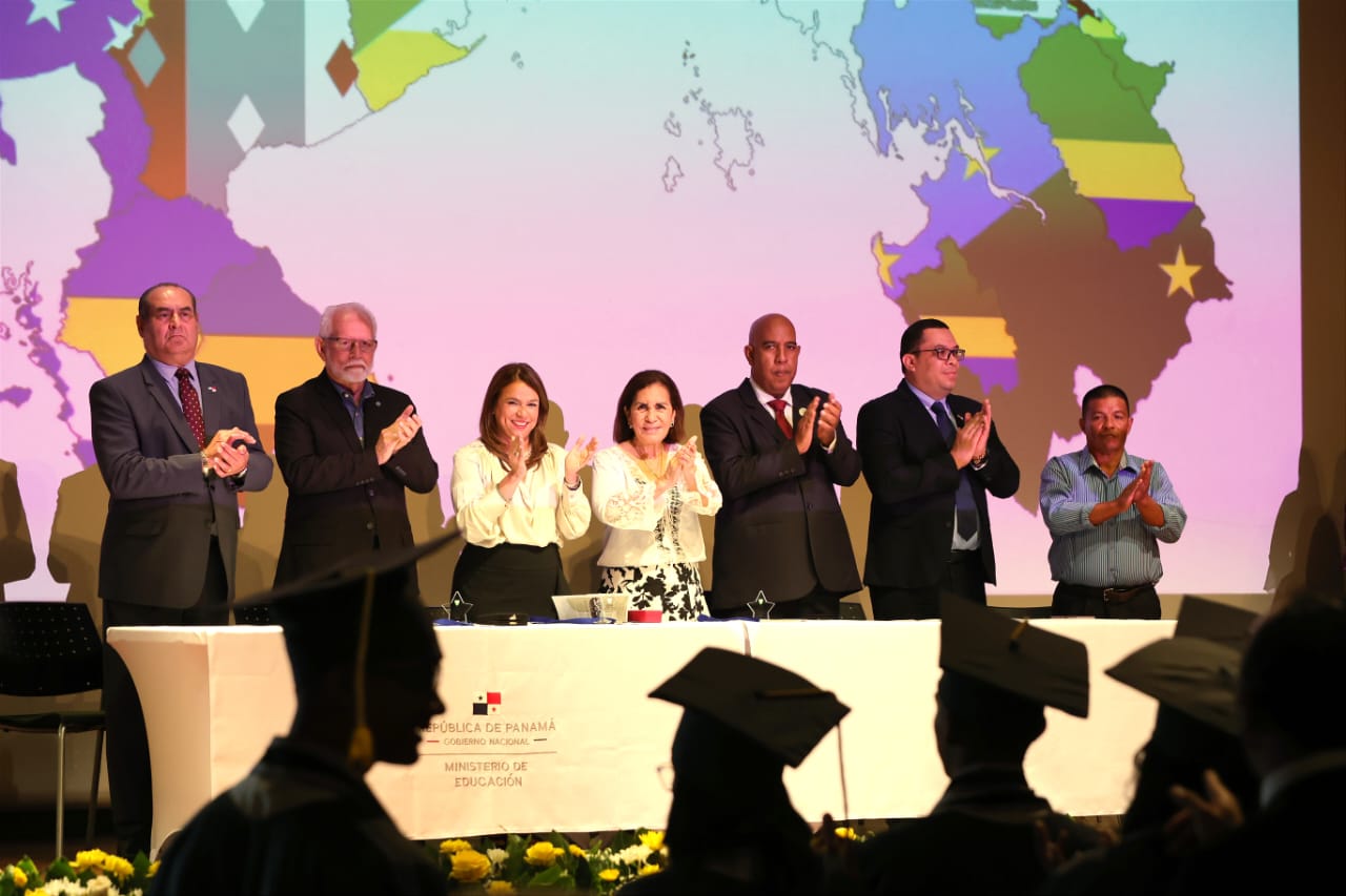 79 estudiantes egresaron de la Academia Bilingüe Panamá para el Futuro