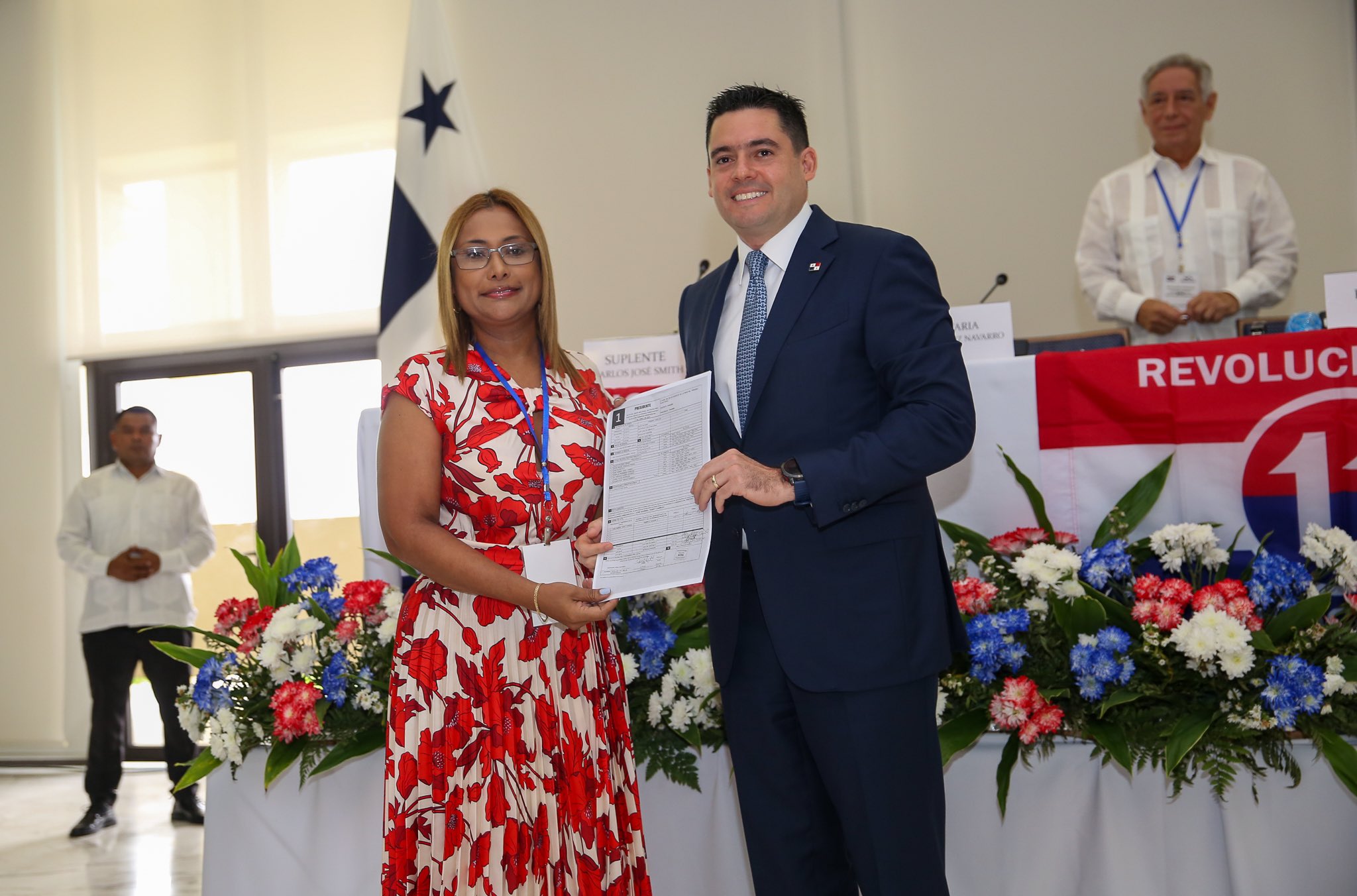 José Gabriel Carrizo recibió las credenciales como candidato presidencial por el PRD