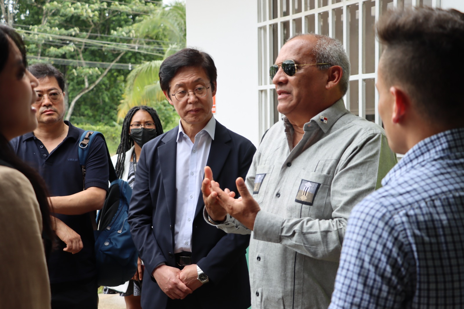 Empresarios coreanos recorren el relleno sanitario Cerro Patacón