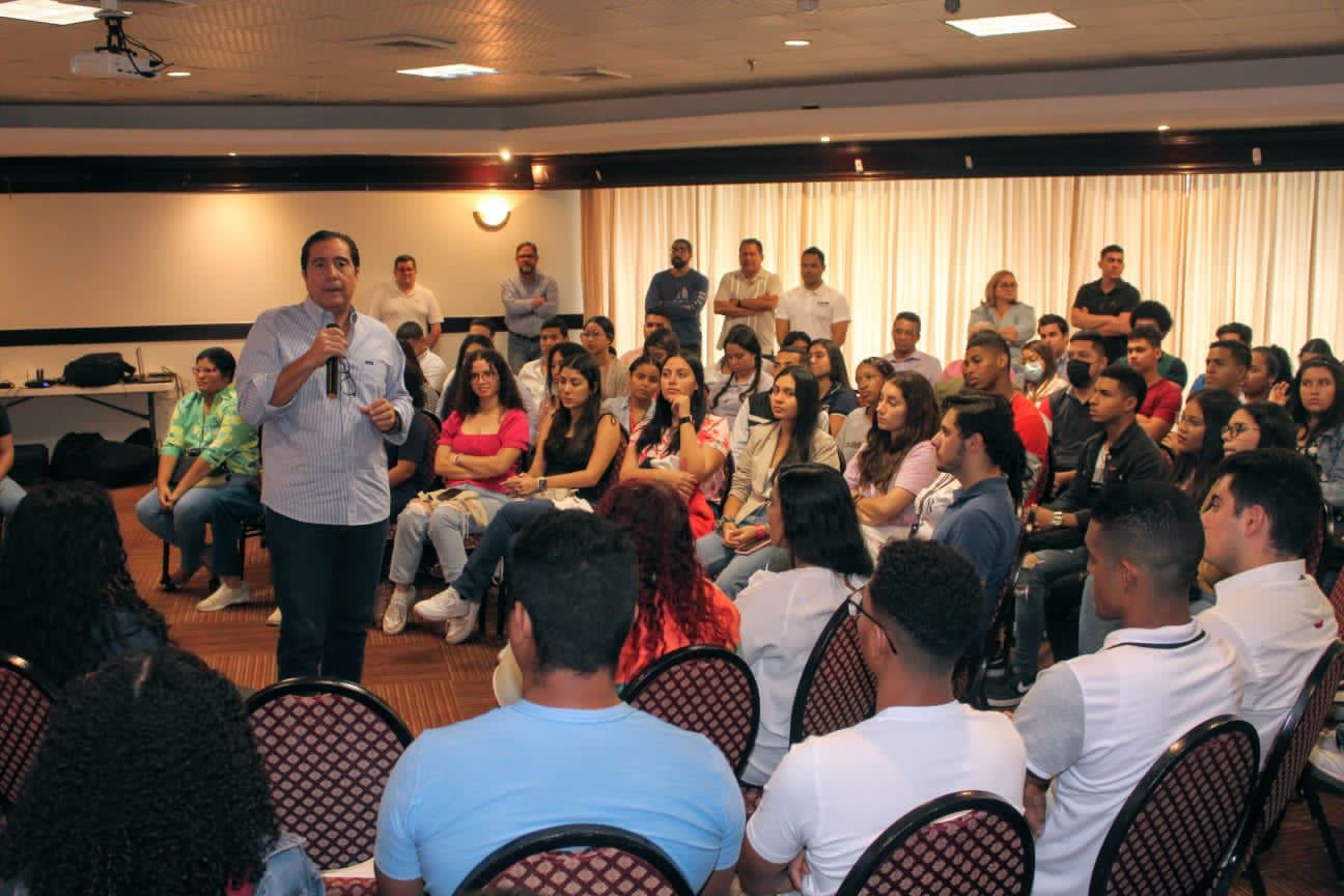 Martín Torrijos promete rediseño de programas de fomento del empleo a jóvenes